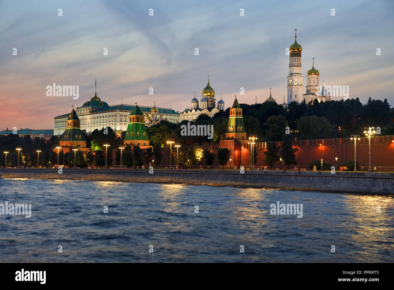 Piuttosto crepuscolo tramonto al Cremlino di Mosca Foto Stock