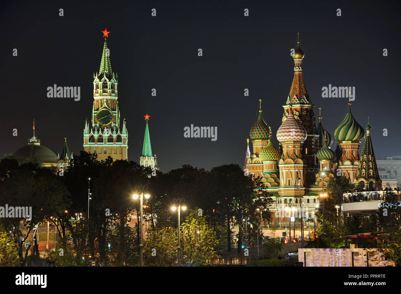 Luci del Cremlino Ruby stelle e la straordinaria Cattedrale di San Basilio di notte Foto Stock