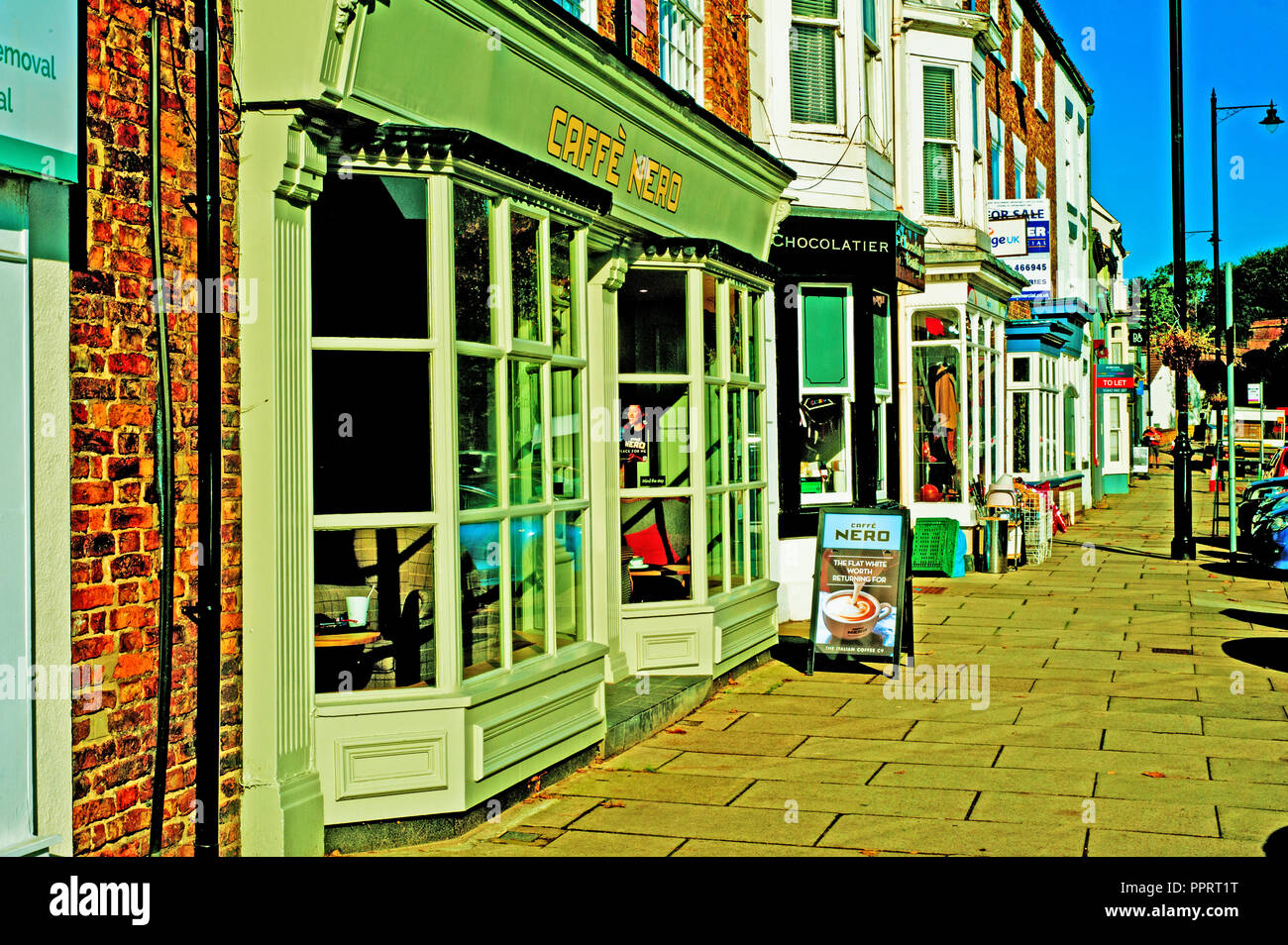 Cafe Nero e negozi, High Street, Yarm on Tees, Nord Est Inghilterra Foto Stock