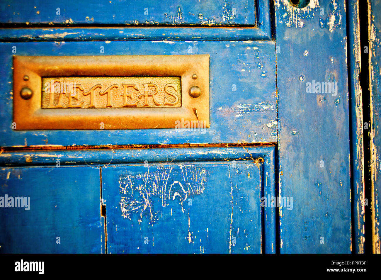 Letter Box in blu porta in legno Foto Stock