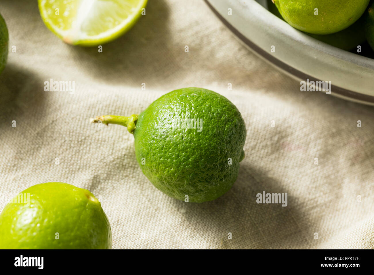 Materie organiche verde lime chiave in una ciotola Foto Stock