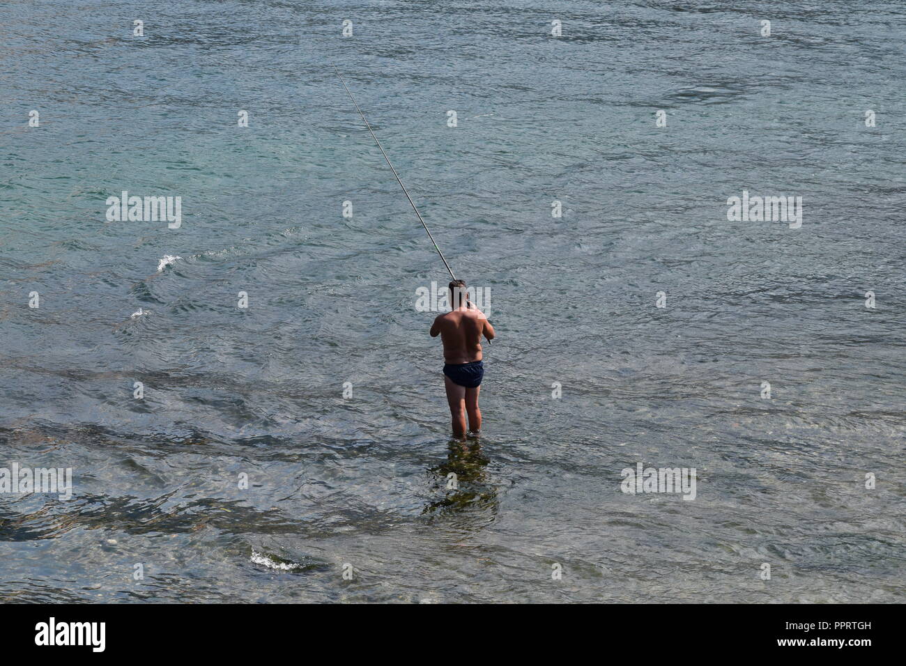 La pesca del giorno ! L'uomo la pesca a Lecco sul Lago di Como. Dove è possibile vedere un uomo in un costume da bagno la pesca ma in Italia ! Foto Stock