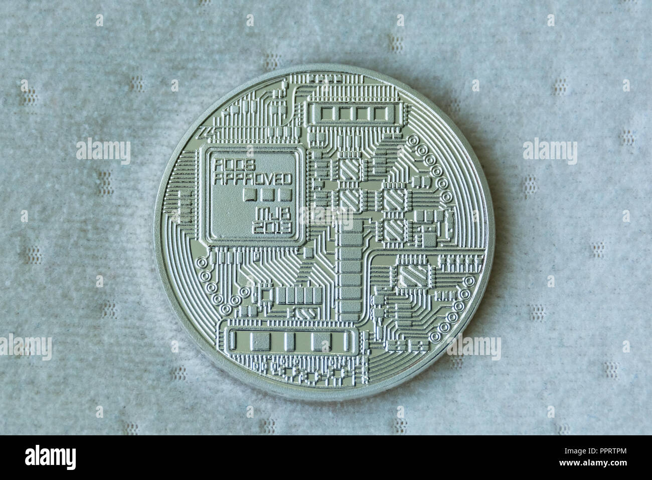 Lato revers di bitcoin moneta metallica blu su sfondo di fibra Foto Stock