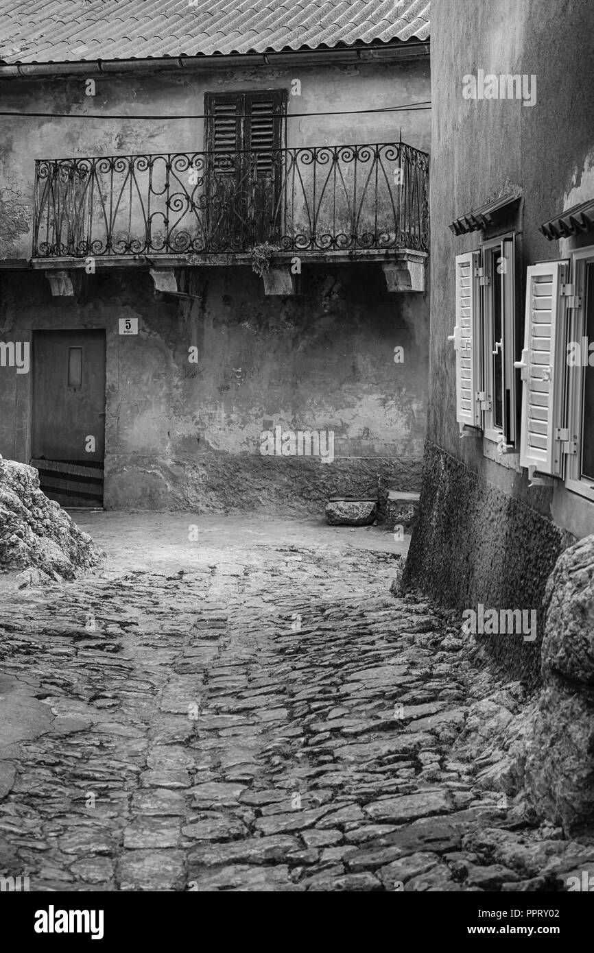 Un incantevole borgo medievale scena di Interwoven labirinti di vicoli in pietra che collega il case del borgo di Vrbnik sull isola di Krk in Croazia Foto Stock