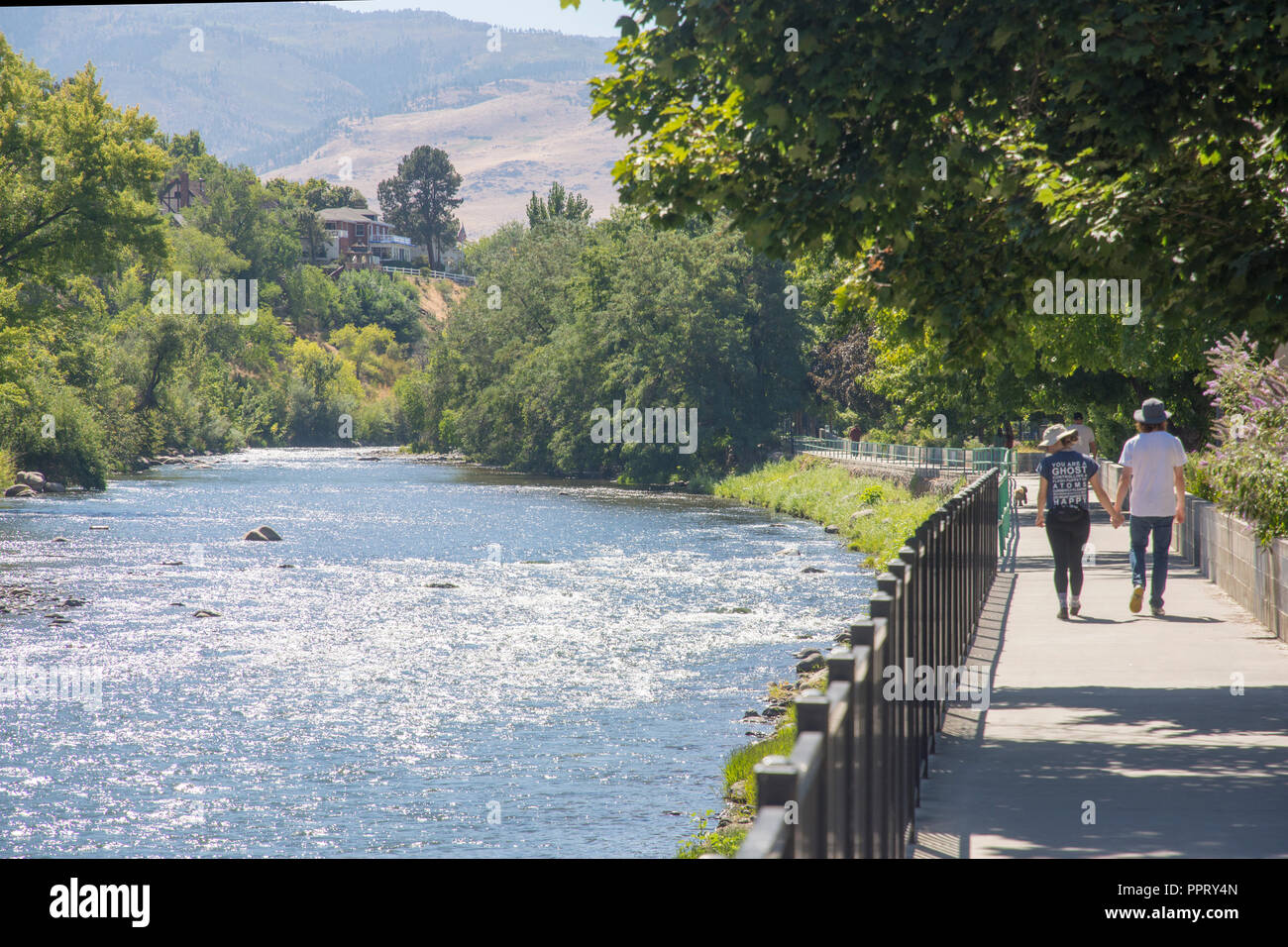 Ai visitatori una passeggiata su un sentiero lungo il fiume Truckee in Reno NV. Foto Stock