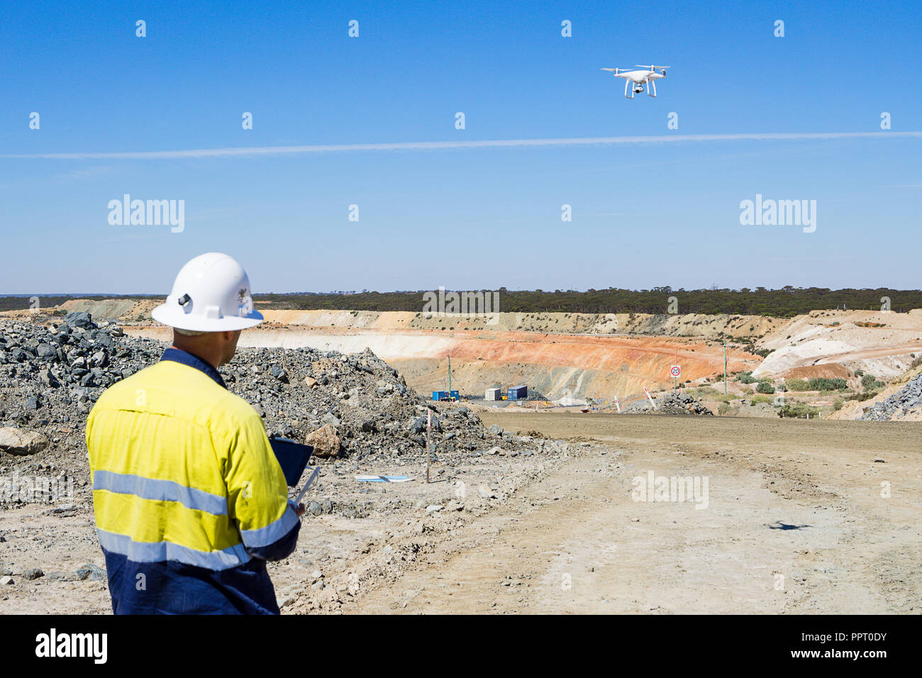 Geometra usando un drone per la misura delle scorte di minerale a una miniera d'Oro in Australia Occidentale Foto Stock
