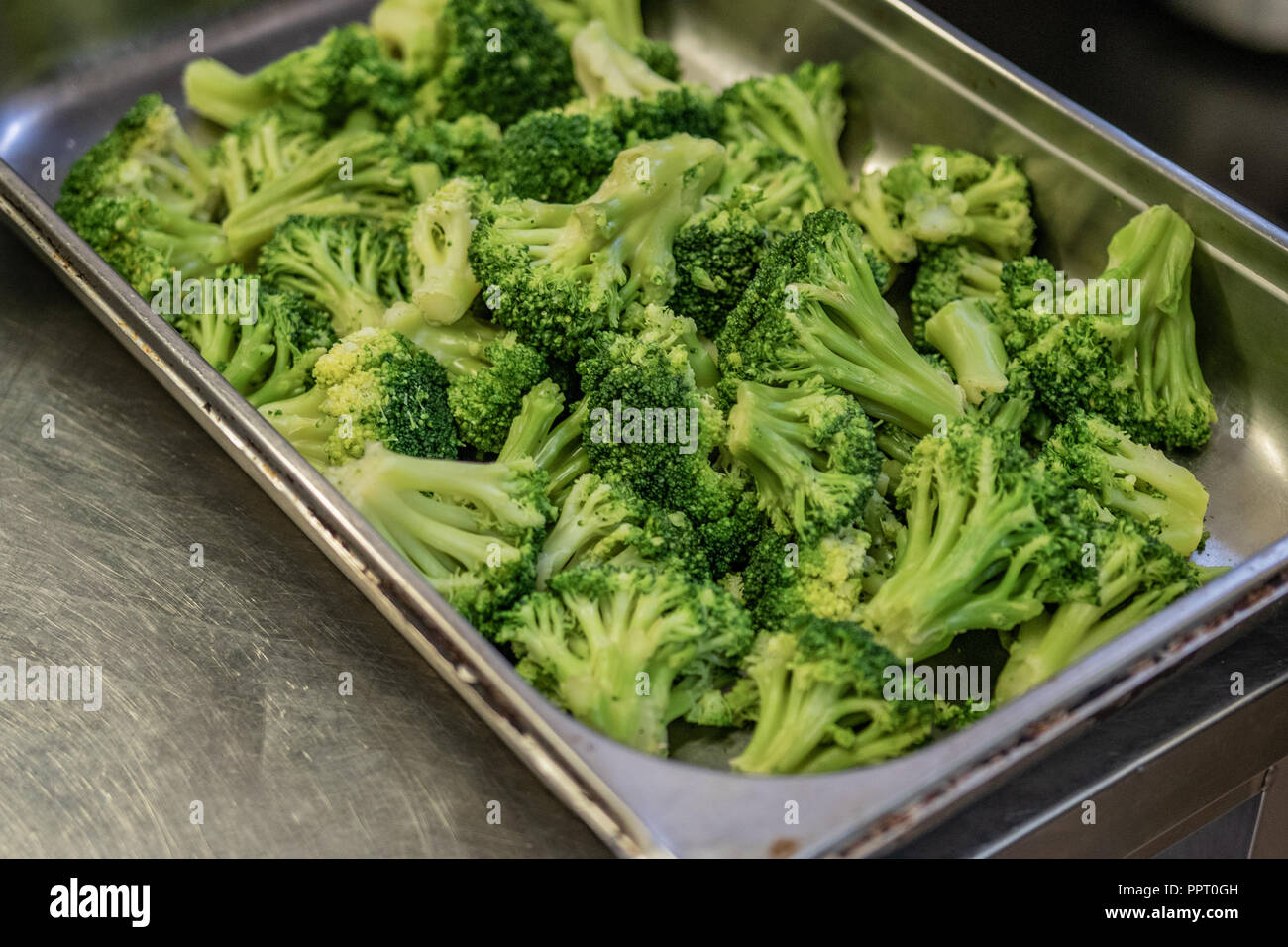 Vegano gourmet chef. La preparazione di una cena di beneficenza per il locale di senzatetto. L'empatia, nutrizione, cura. Cucina Italiana. Foto Stock