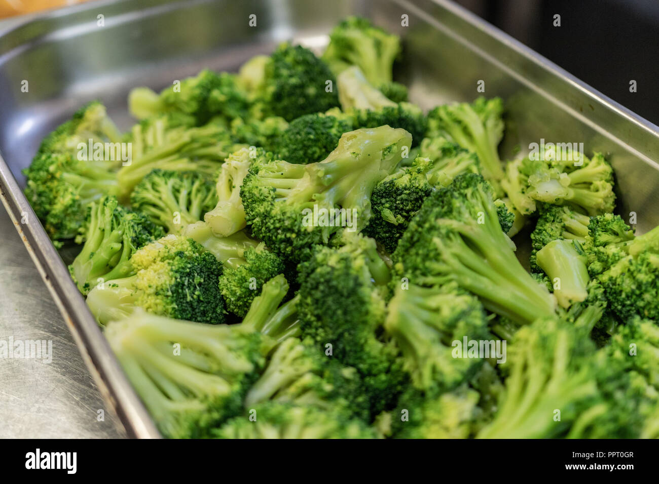 Vegano gourmet chef. La preparazione di una cena di beneficenza per il locale di senzatetto. L'empatia, nutrizione, cura. Cucina Italiana. Foto Stock