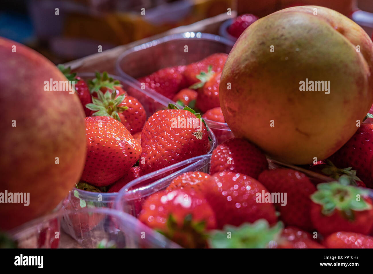 Vegani e vegetariani, esperto chef, la scelta e la preparazione di un Royal fragola deserto. Menu sani, top vitamine, frutta rossa. Commercio economia. Foto Stock