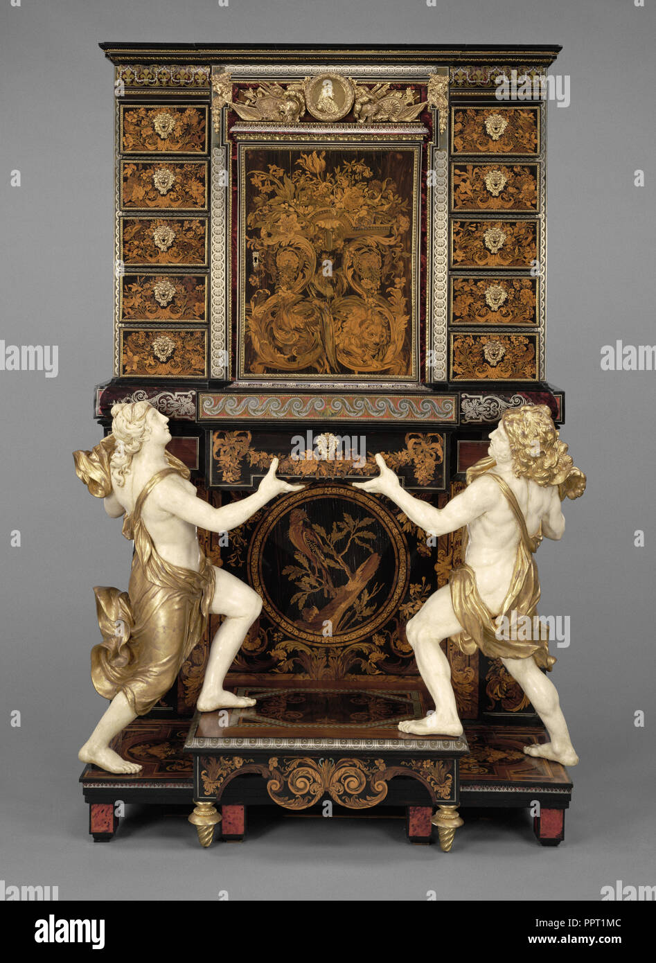 Armadio in stand; attribuita a André-Charles Boulle, francese, 1642 - 1732, master prima di 1666, e medaglioni dopo Jean Varin Foto Stock