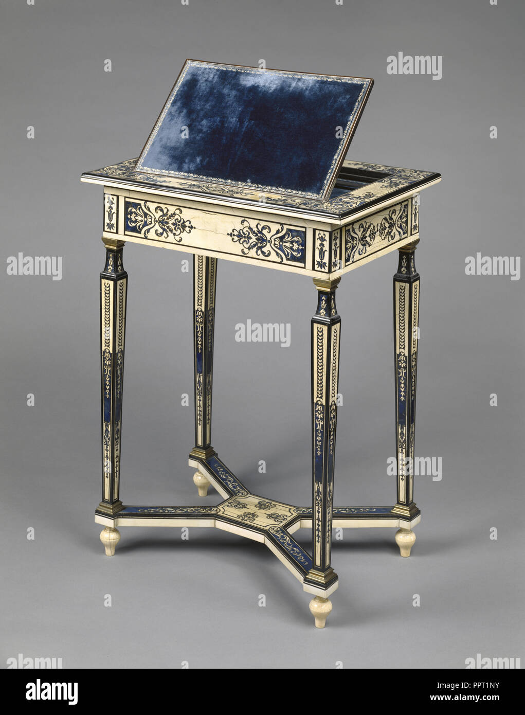La lettura e la scrittura della tabella; Paris, Francia; circa 1670 - 1675; impiallacciato in rovere con avorio, azzurro-verniciato horn, Ebano, Palissandro Foto Stock