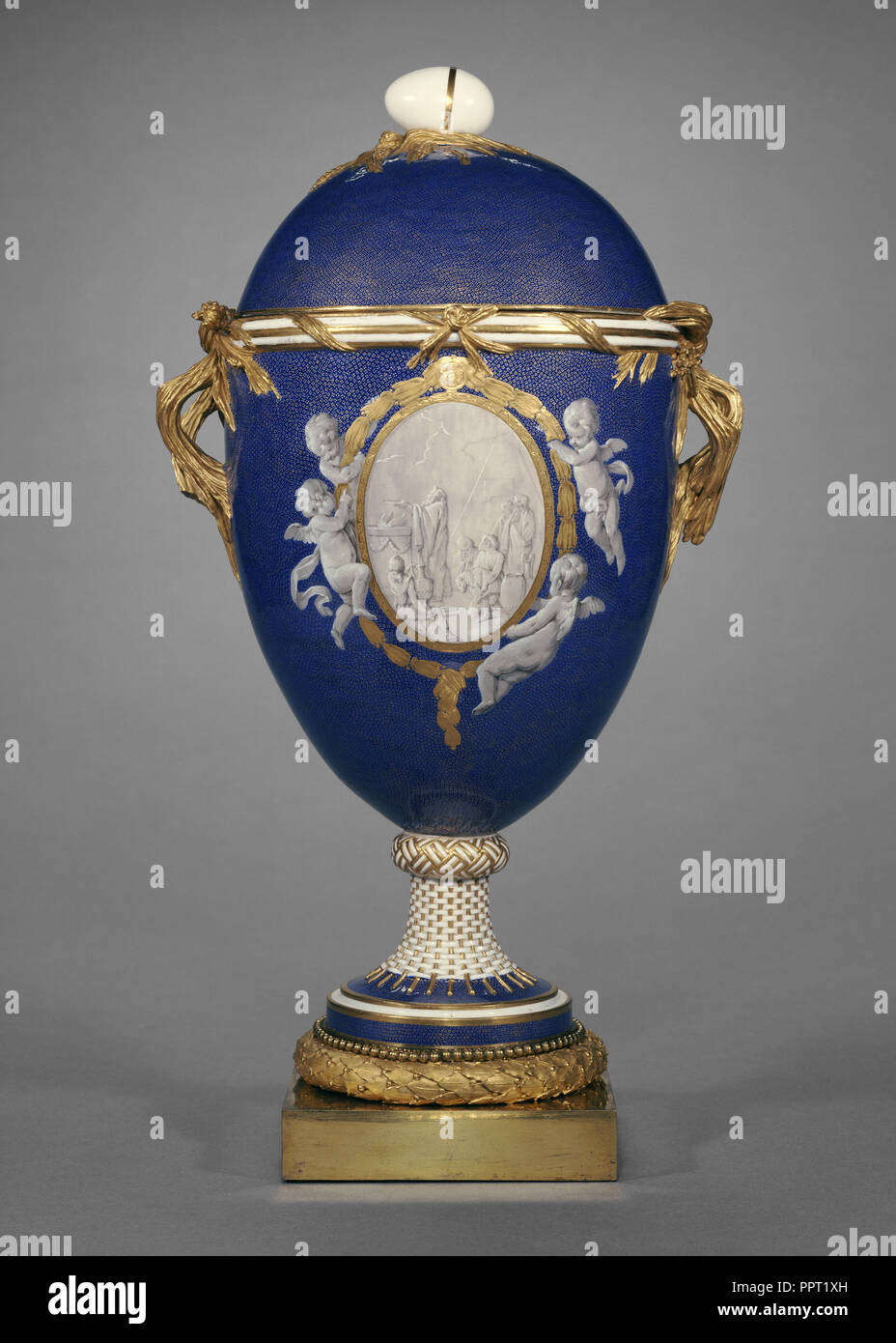 Vaso Lidded, con riserva di scena di una figura maschile, dipinto attribuito a Jean-Baptiste-Etienne Genest, Francese, attivo 1752 Foto Stock