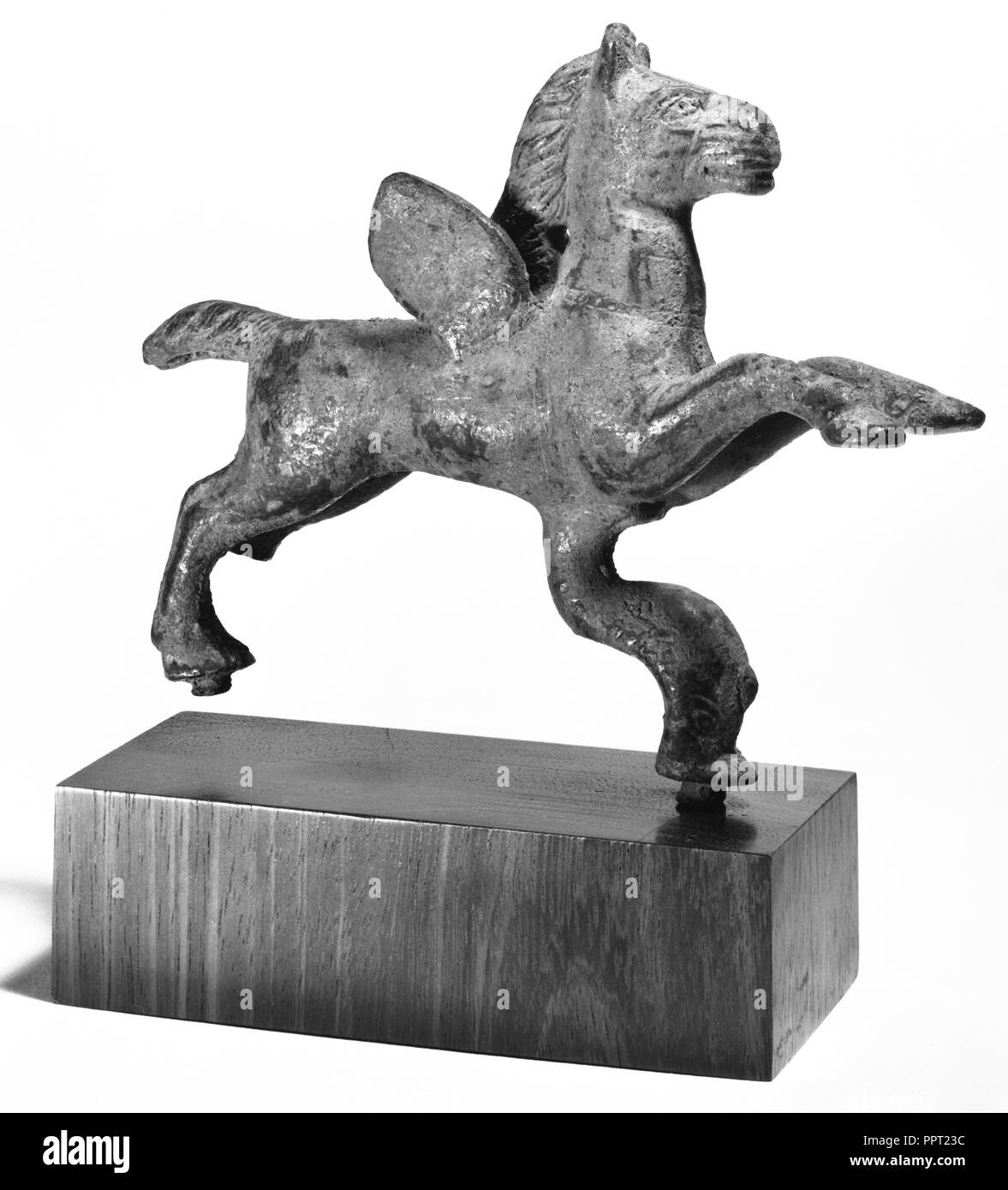 Supporto di mobili di Pegasus con Dolphin; Impero Romano; 2° - 3° secolo; bronzo; 10 × 12,3 cm, 3 15,16 × 4 13,16 in Foto Stock
