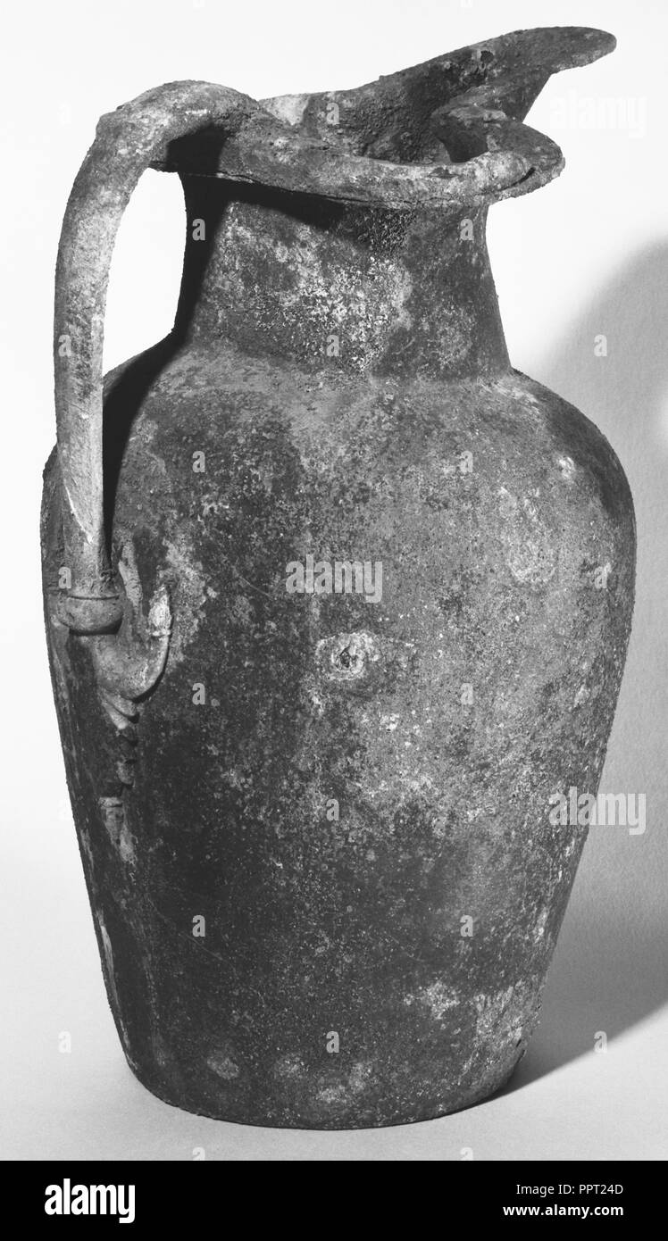Etruschi Oinochoe Beak-Spouted; Etruria; inizio del V secolo a.C; bronzo; 24,6 cm, 9 11,16 in Foto Stock