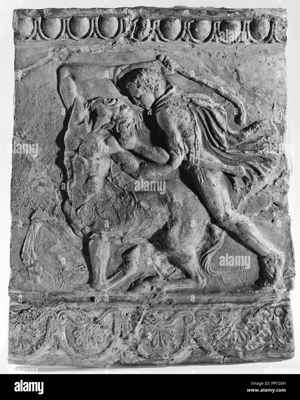 Campana il sollievo di Teseo che uccide un centauro; Italia; iv secolo B.C; in terracotta e in policromia; 37,1 × 30,5 cm, 14 5,8 × 12 in Foto Stock