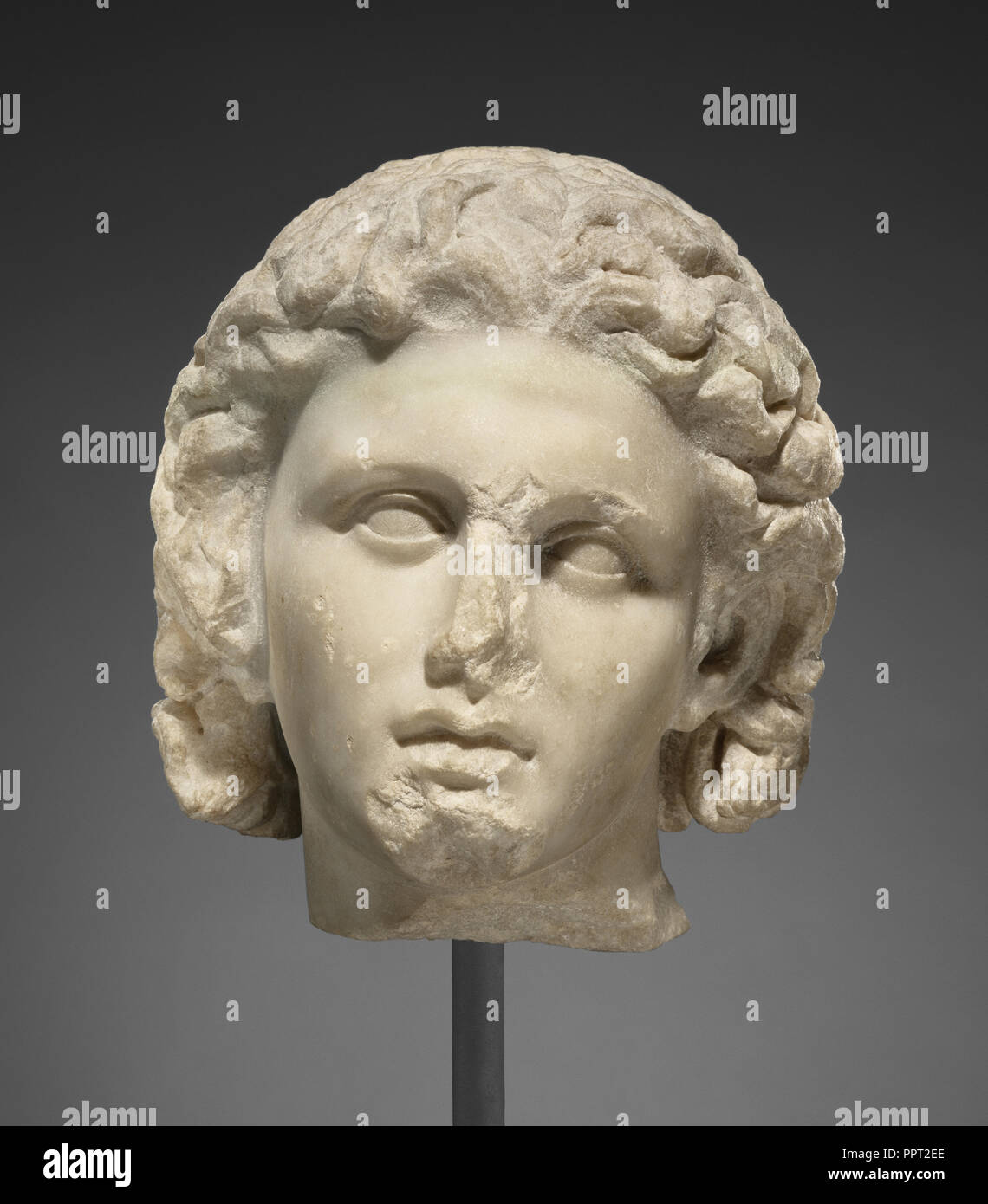 Testa di Alessandro Magno; Grecia; circa 320 B.C; Parian marble; 29,1 × 25,9 × 27,5 cm, 11 7,16 × 10 3,16 × 10 13,16 in Foto Stock