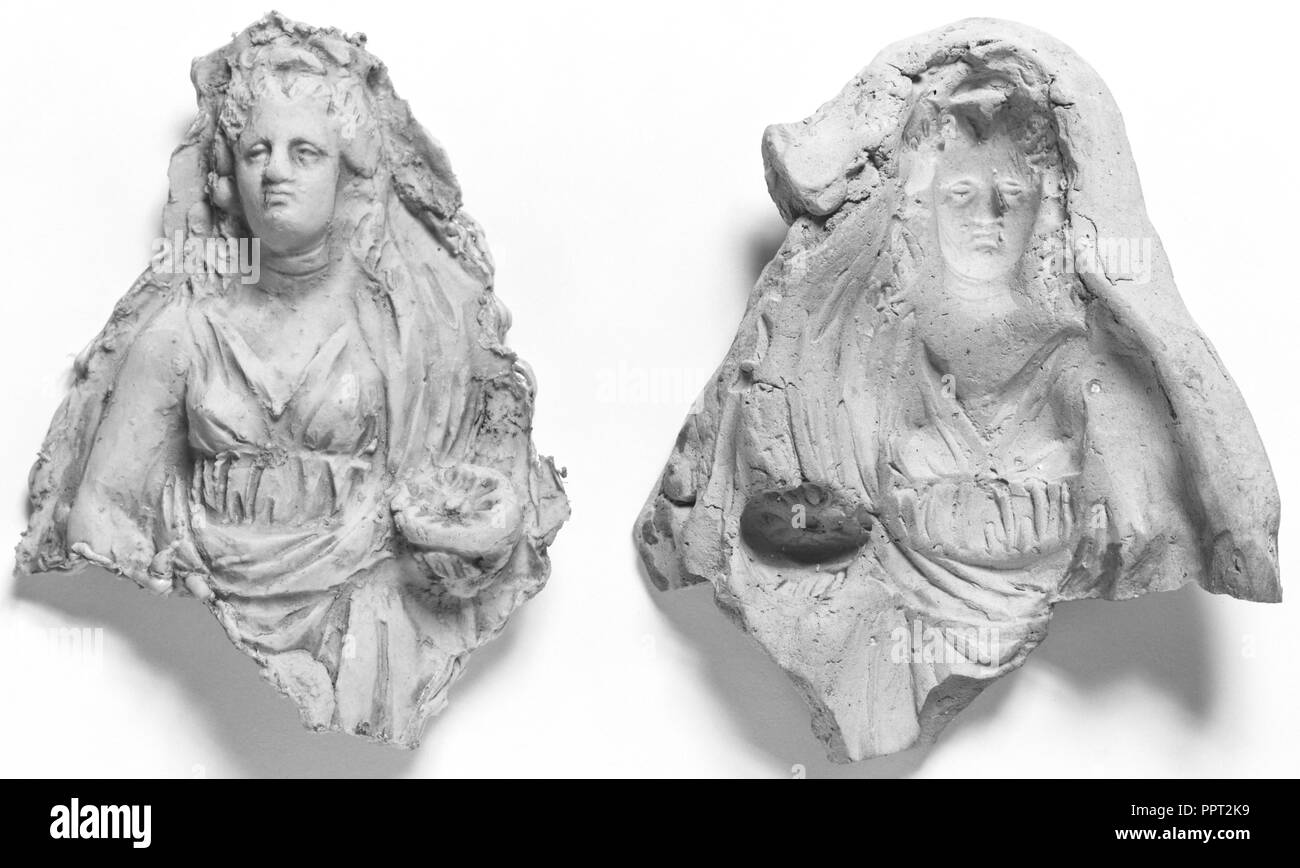 Stampo di una donna che mantiene una Phiale; Tarentum, Tara, Sud Italia, Europa; iv secolo B.C; cotto; 13,4 cm, 5 1,4 A Foto Stock