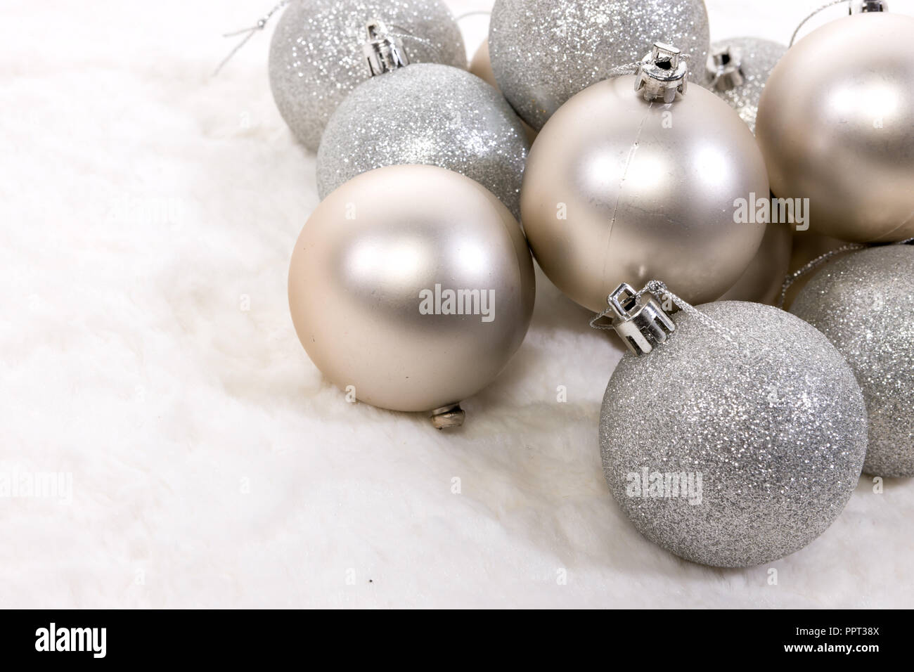 Festa di Natale ornamenti di decorazione su di un lussuoso bianco sullo sfondo di pelliccia Foto Stock