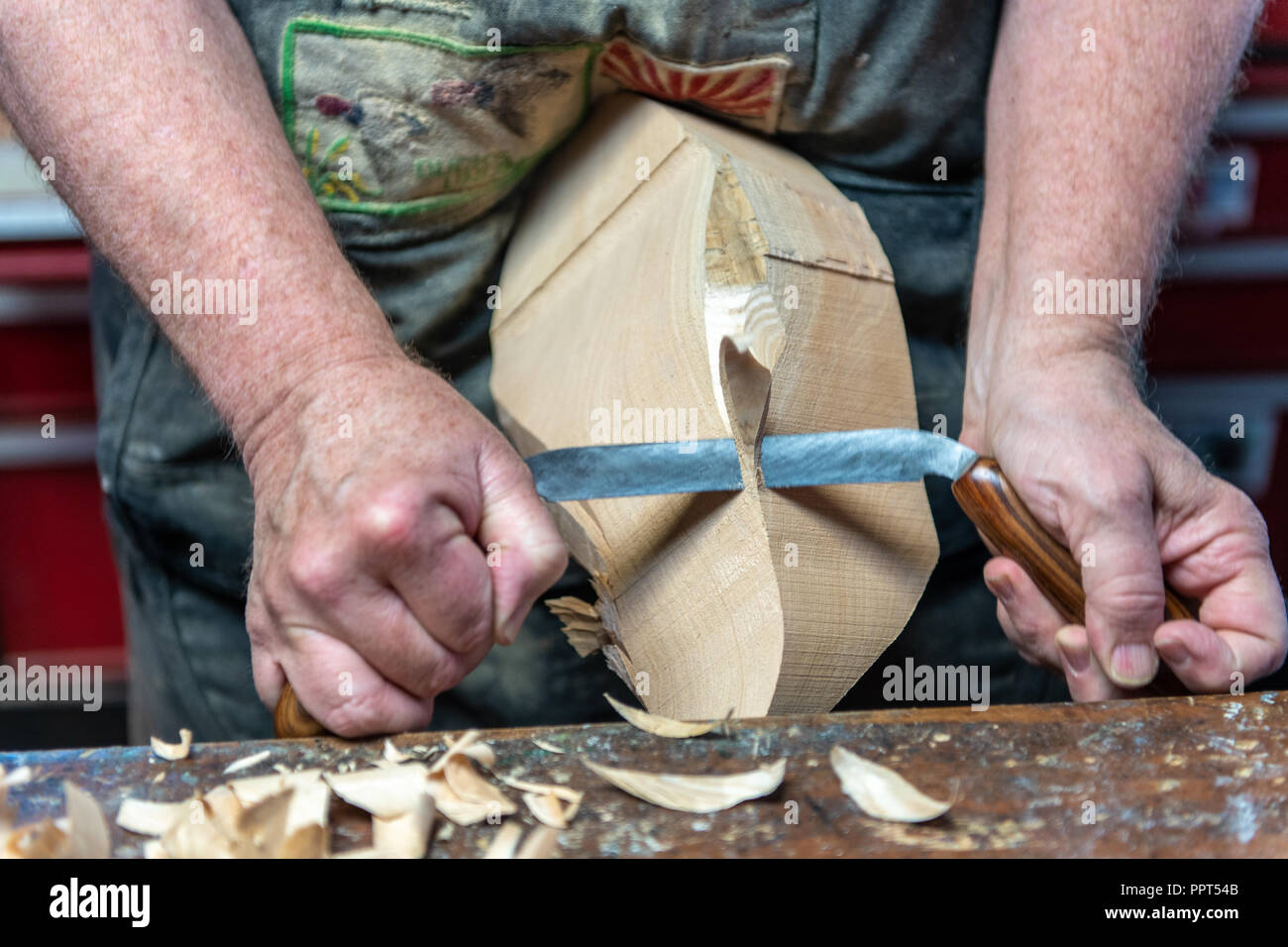 Decoy carving con disegni coltello Foto Stock