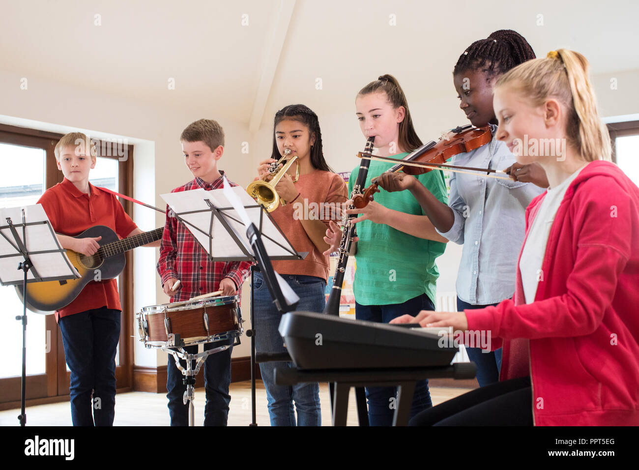 Gli studenti delle scuole superiori la riproduzione nell'Orchestra della Scuola insieme Foto Stock