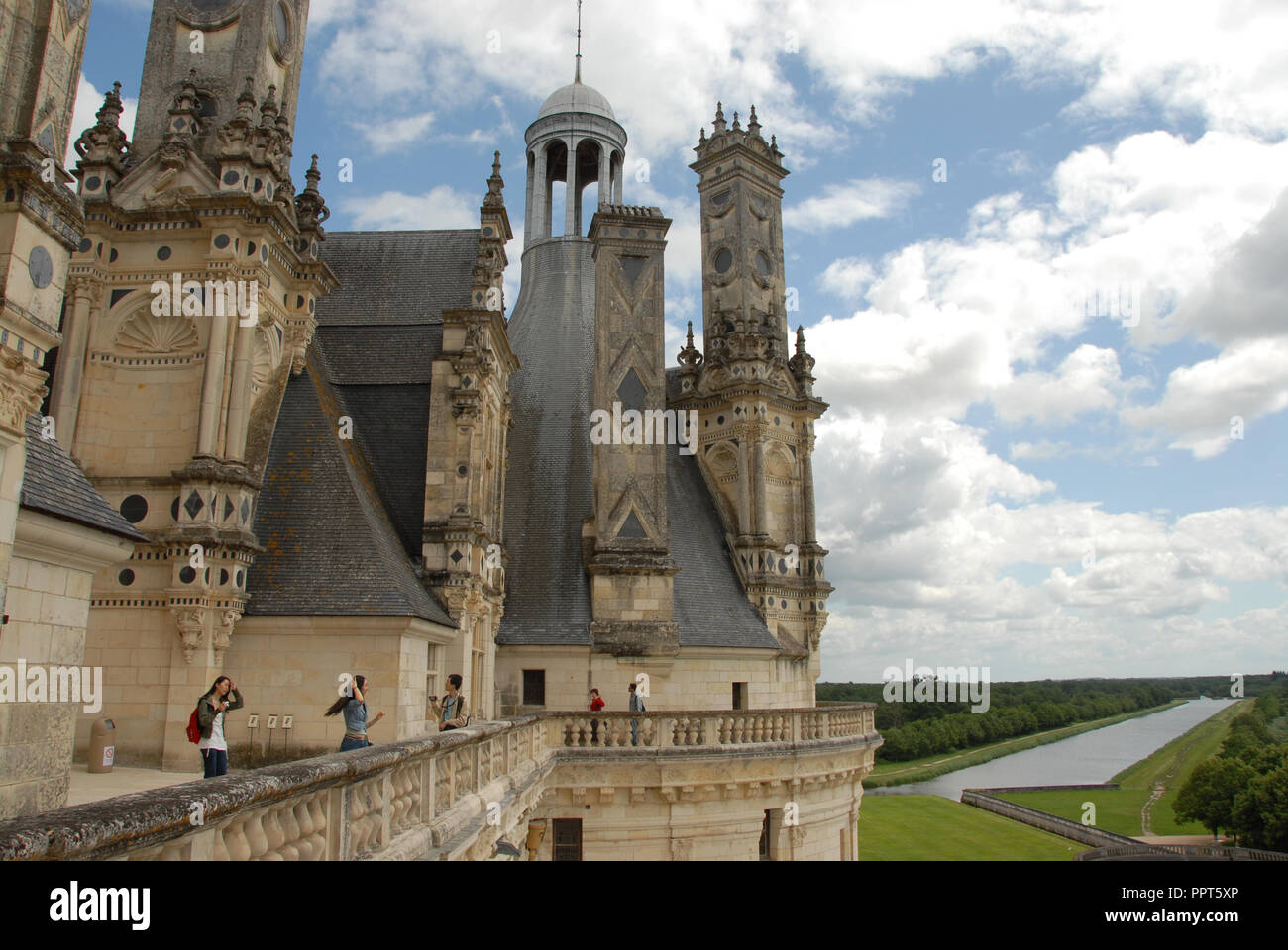 I visitatori di passeggiare lungo i bastioni per una buona vista della tenuta circostante al royal Chateau de Chambord nella Val de Loire (Valle della Loira) in Foto Stock