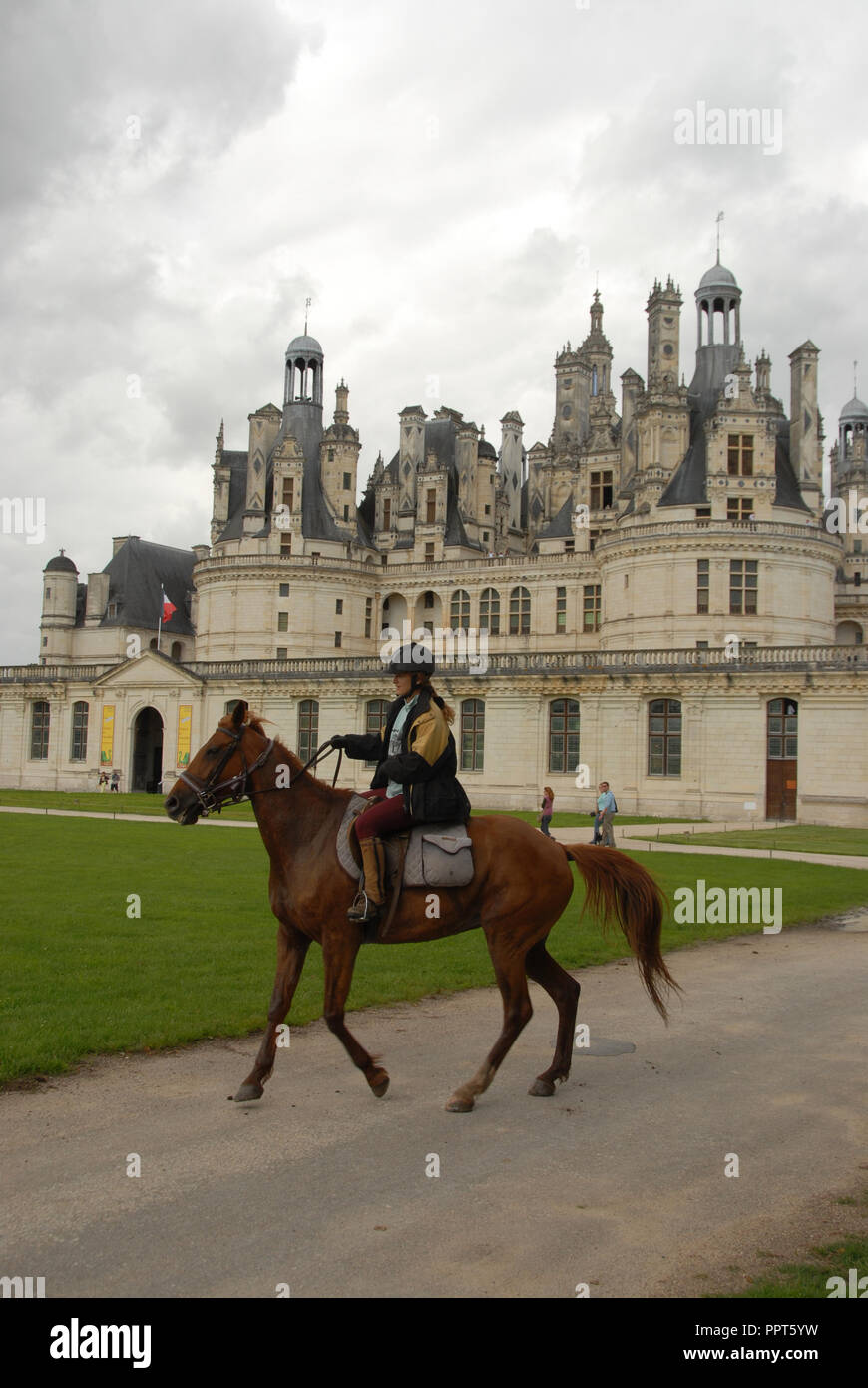 Un cavaliere a cavallo nel parco della tenuta circostante al royal Chateau de Chambord nella Val de Loire (Valle della Loira in Francia. Lo chateau è Foto Stock