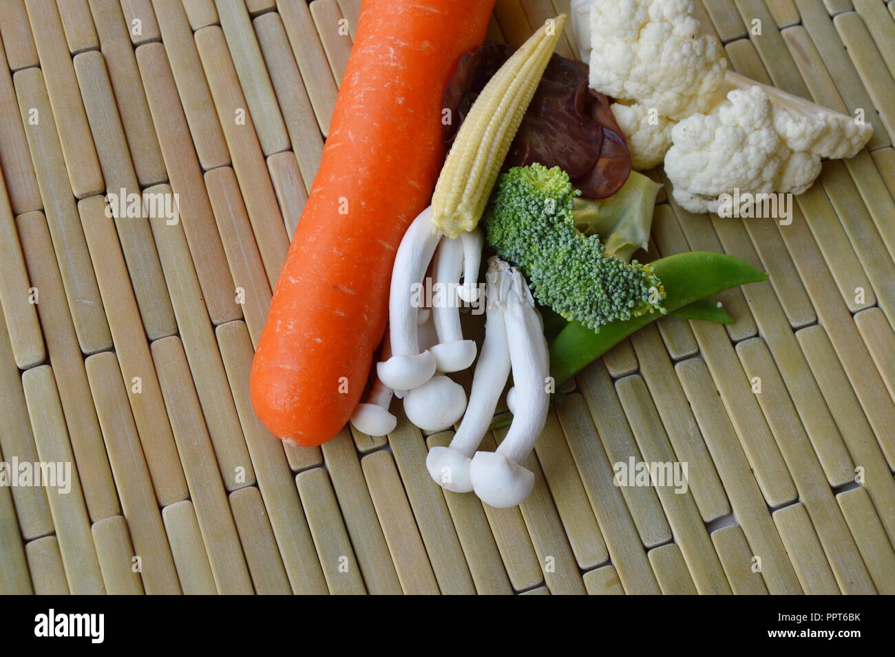 Varietà vegetali freschi sulla piastra di bambù Foto Stock