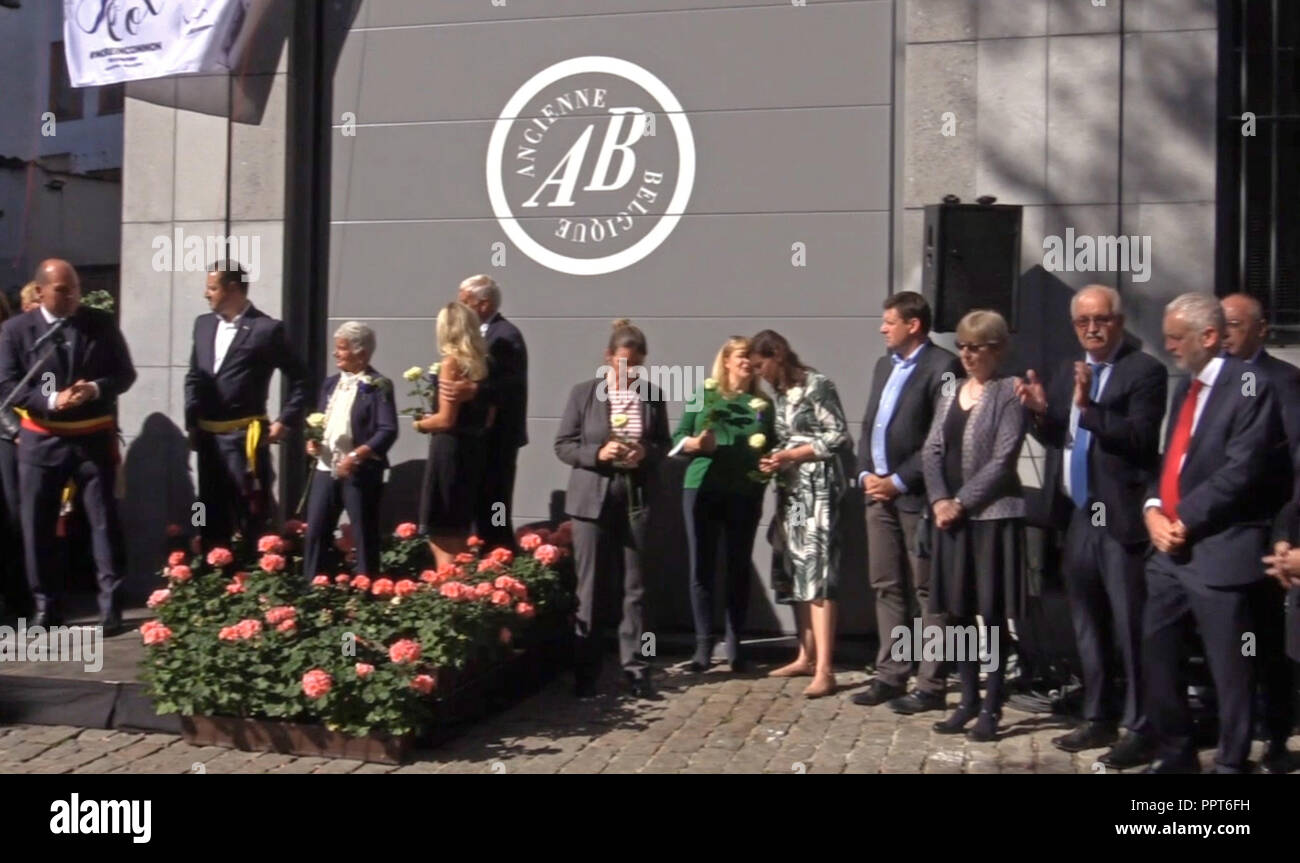 Screen Grab presi da PA Video del leader laburista Jeremy Corbyn (destra) in occasione di una cerimonia che si terrà a nome di una piazza nel centro di Bruxelles dopo aver assassinato il lavoro MP Jo Cox. Foto Stock