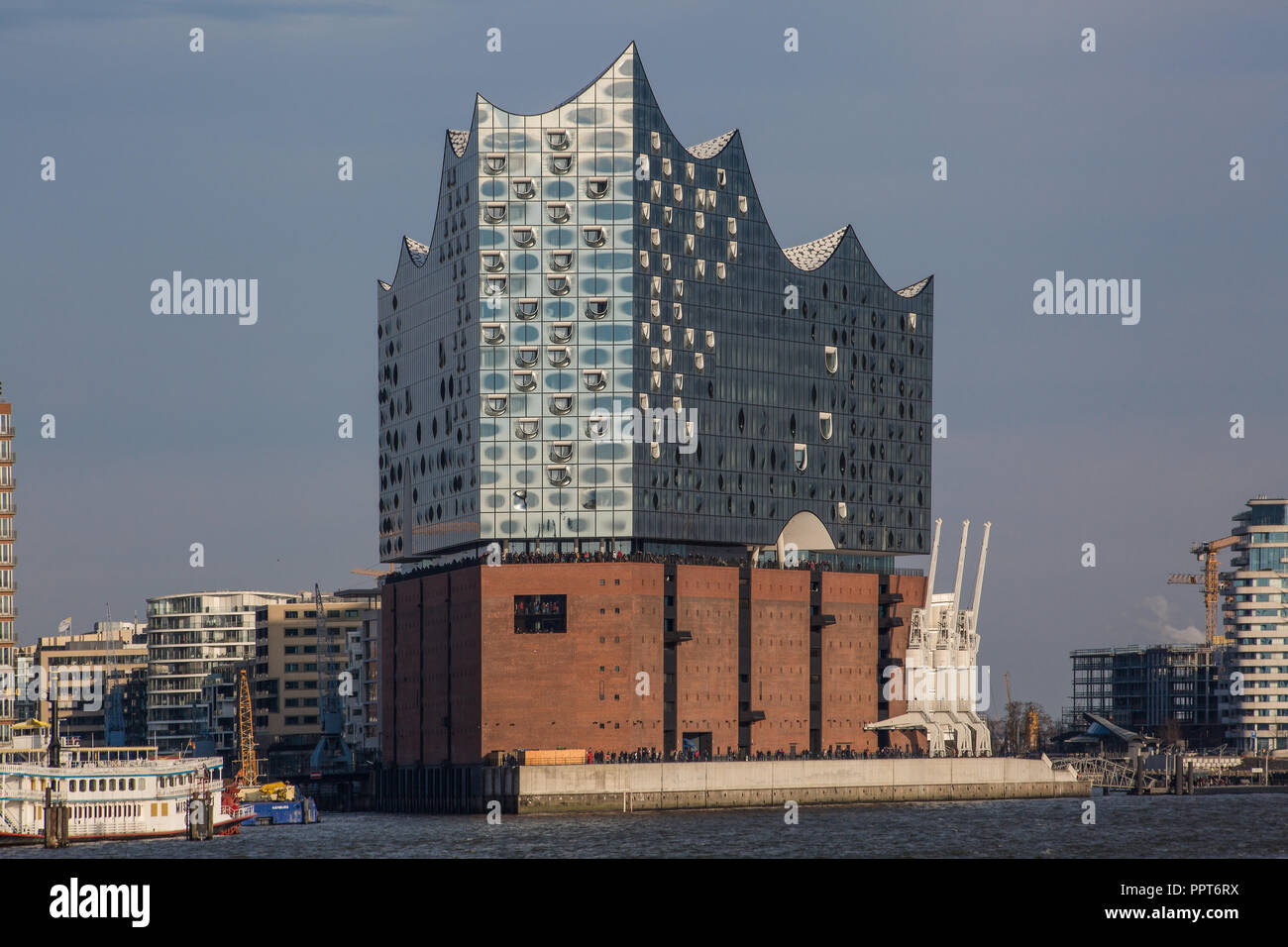 Amburgo, Elbphilharmonie, Fernsicht von Südwesten, Entwurf Herzog & de Meuron, erbaut 2007-2016, Backsteinsockel gebildet vom 1963 erbauten ehemaligen Foto Stock