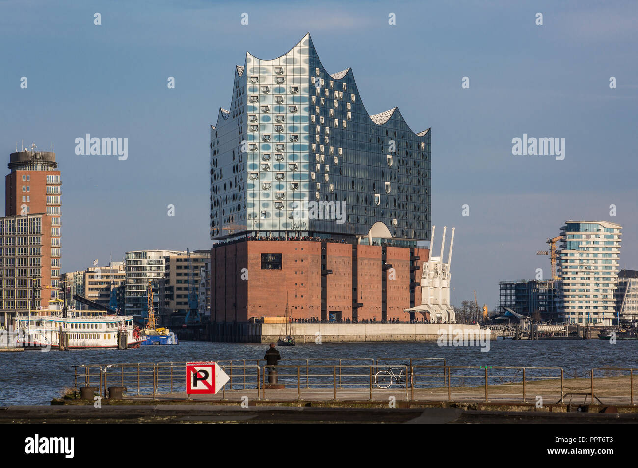 Amburgo, Elbphilharmonie, Fernsicht von Südwesten, Entwurf Herzog & de Meuron, erbaut 2007-2016, Backsteinsockel gebildet vom 1963 erbauten ehemaligen Foto Stock