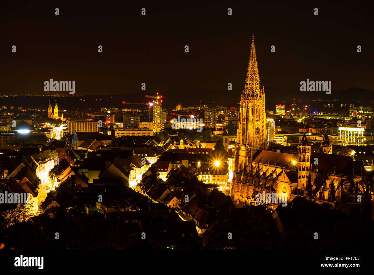 Germania, luci di Freiburg im Breisgau nella notte Foto Stock