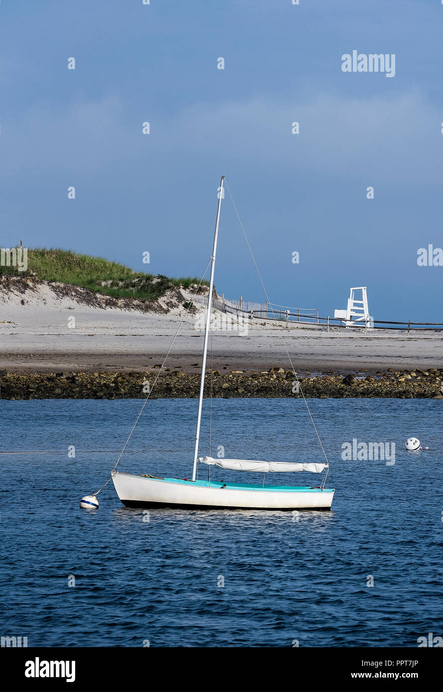 Pittoresca barca a vela ancorata a Harborview Beach, Dennis, Cape Cod, Massachusetts, STATI UNITI D'AMERICA. Foto Stock