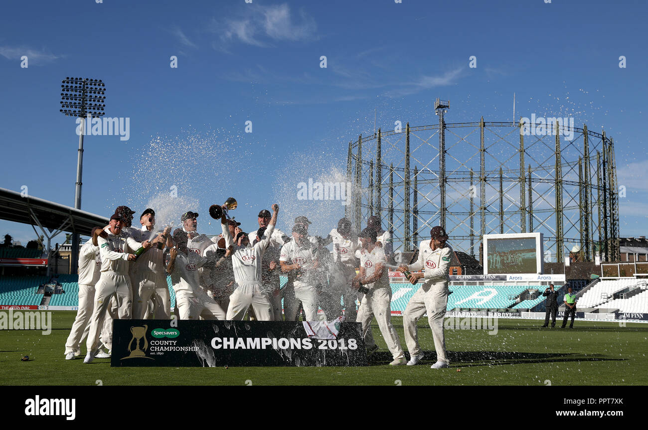 Surrey's Rory Burns (centro) festeggia con la Contea Campionato trofeo con i tuoi compagni di squadra durante il giorno quattro del Specsavers County Championship Division una corrispondenza alla Kia ovale, Londra. Foto Stock