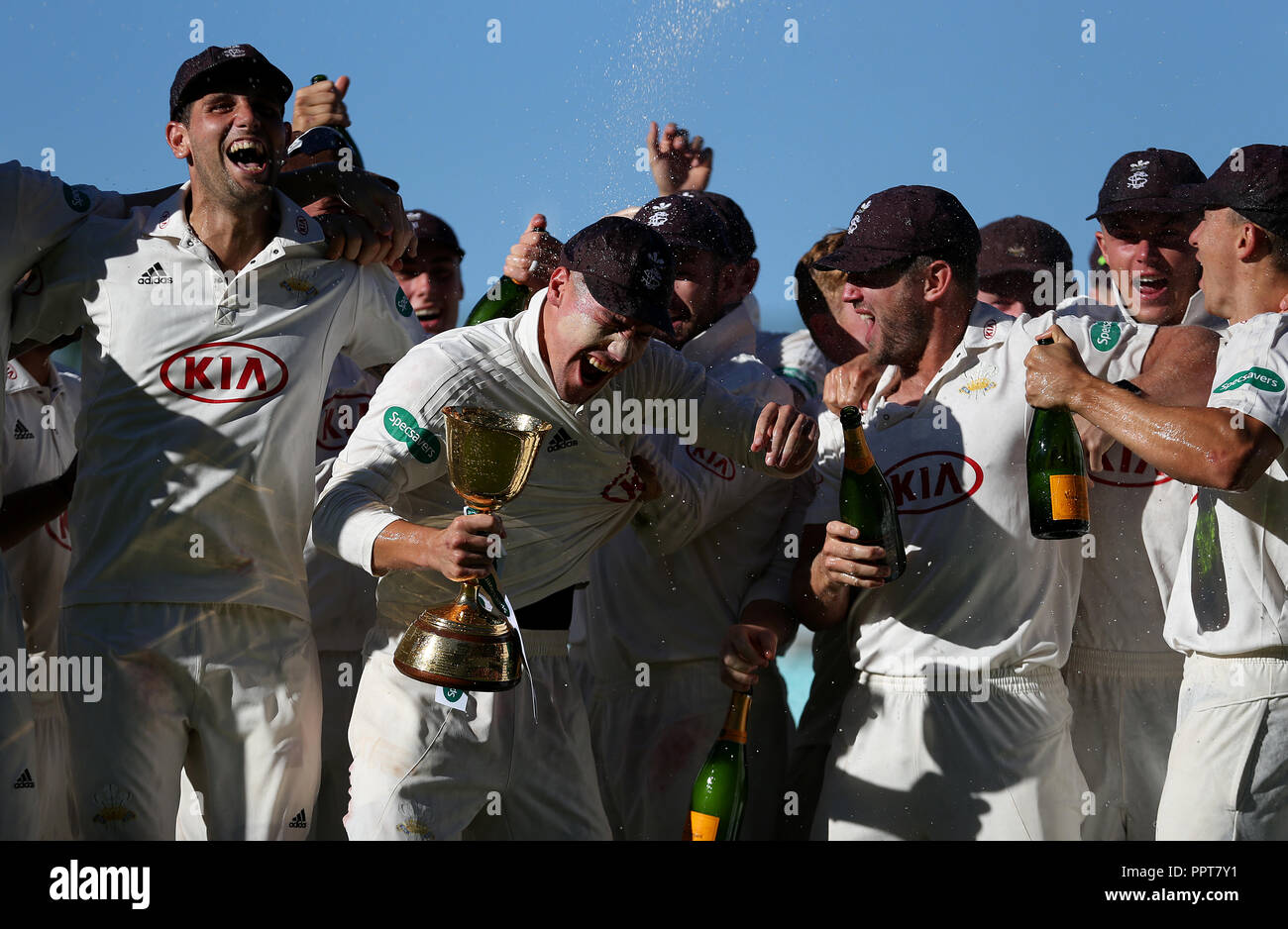 Surrey's Rory Burns (centro) festeggia con la Contea Campionato trofeo con i tuoi compagni di squadra durante il giorno quattro del Specsavers County Championship Division una corrispondenza alla Kia ovale, Londra. Foto Stock