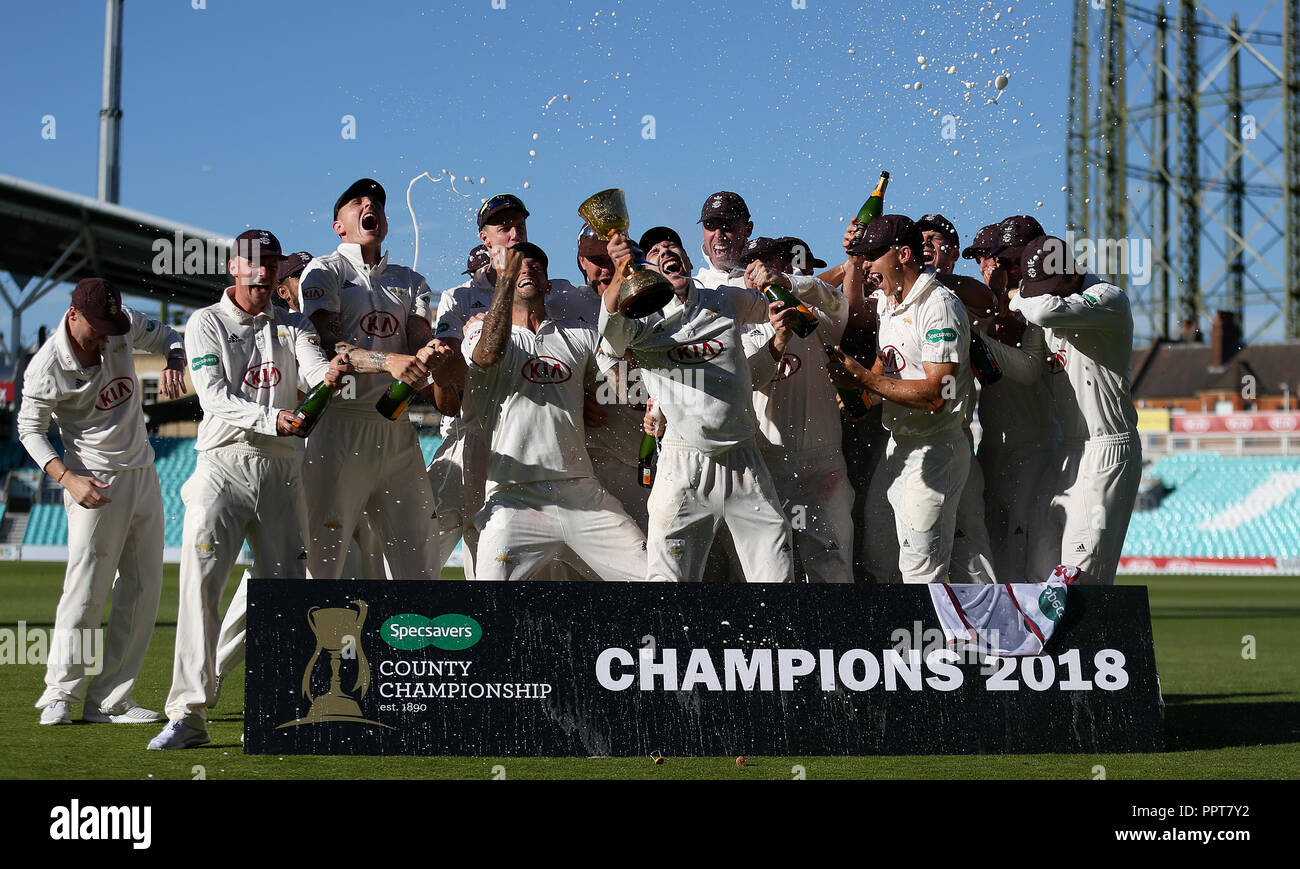 Surrey's Rory Burns (centro) festeggia con la Contea Campionato trofeo con i tuoi compagni di squadra durante il giorno quattro del Specsavers County Championship Division una corrispondenza alla Kia ovale, Londra. Foto Stock