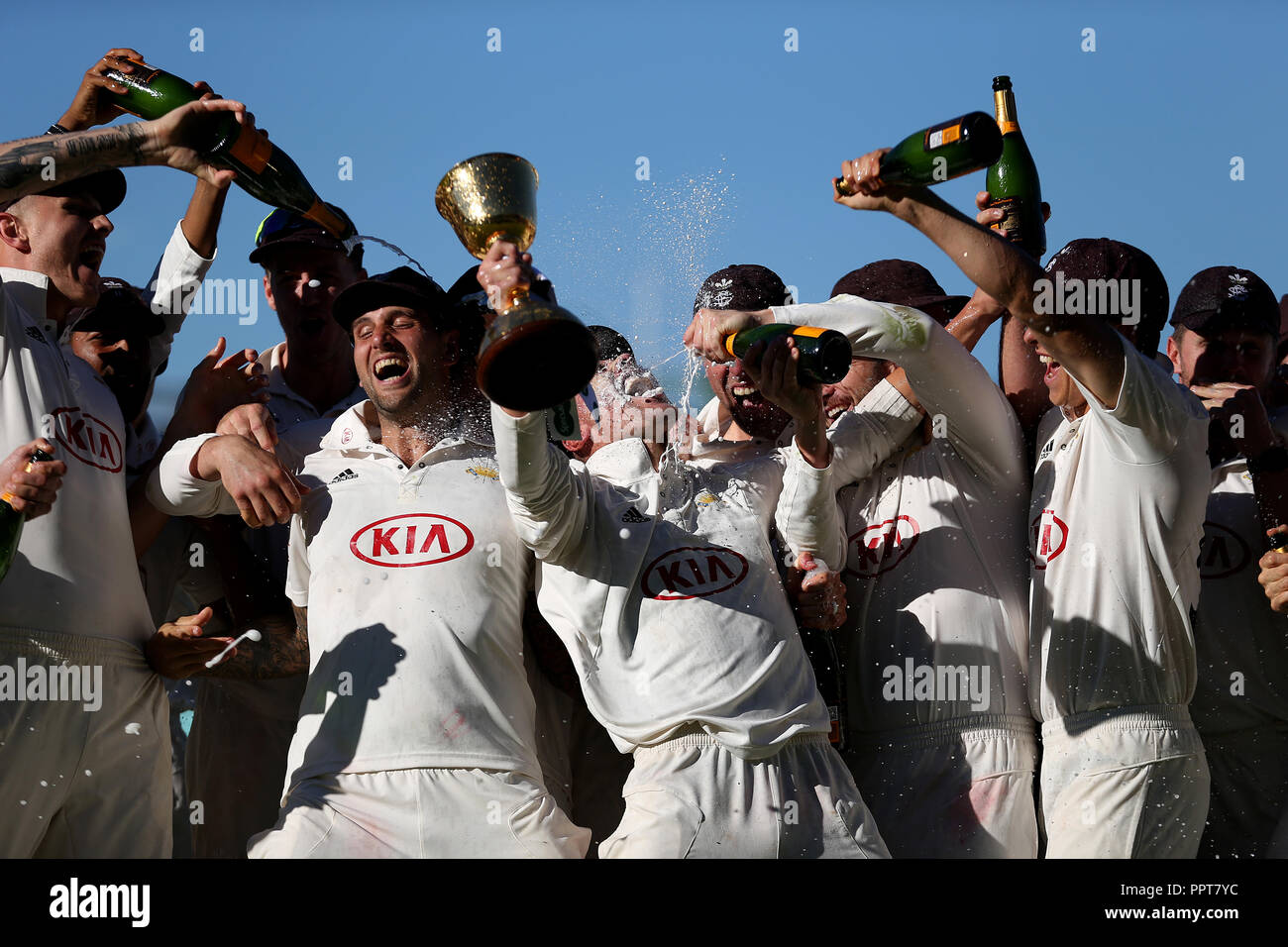 Surrey's Rory Burns (centro) festeggia con la Contea Campionato trofeo con i tuoi compagni di squadra durante il giorno quattro del Specsavers County Championship Division una corrispondenza alla Kia ovale, Londra. Foto Stock