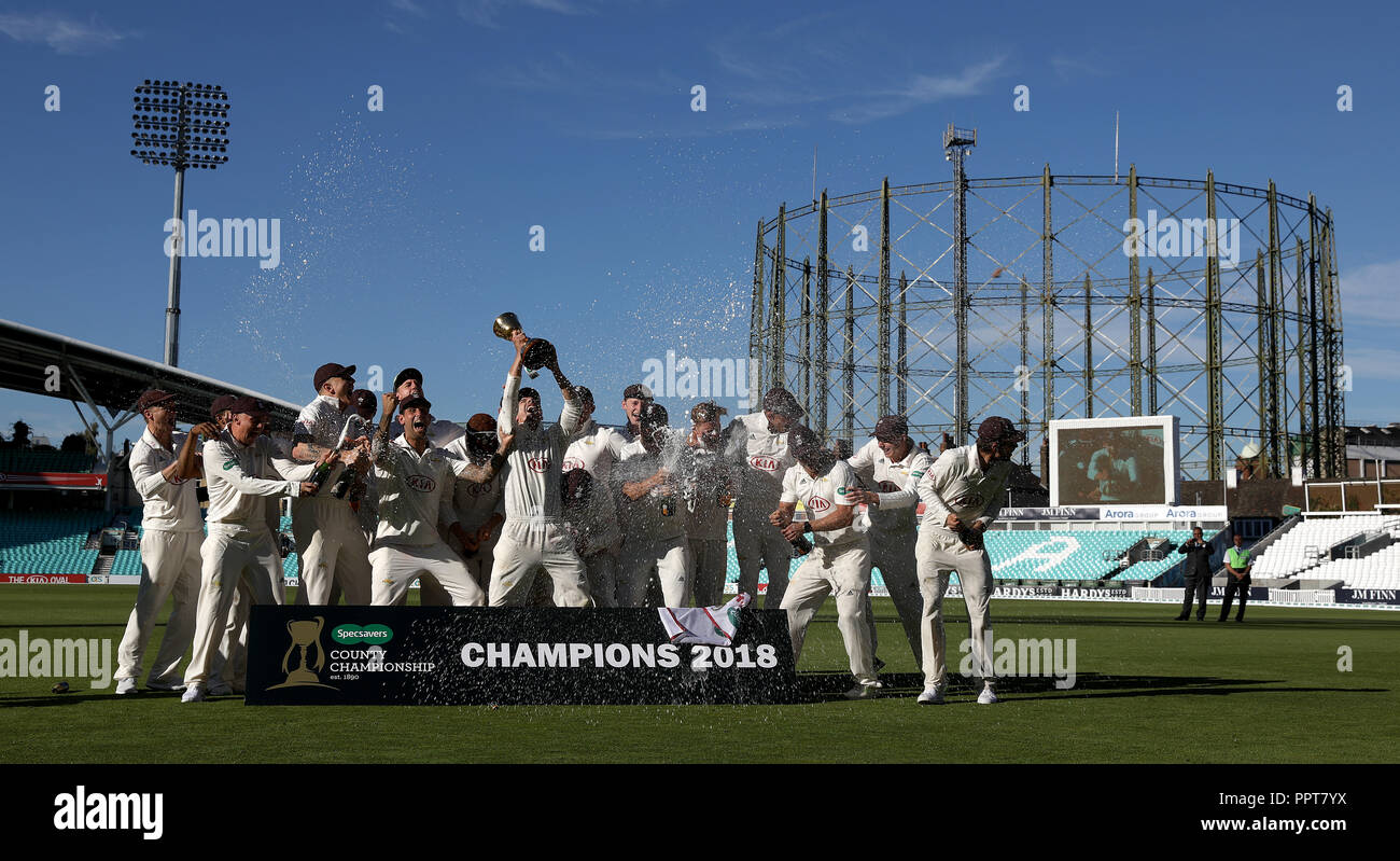 Surrey's Rory Burns (centro) festeggia con la Contea Campionato trofeo con i tuoi compagni di squadra durante il giorno quattro del Specsavers County Championship Division una corrispondenza alla Kia ovale, Londra. Foto Stock
