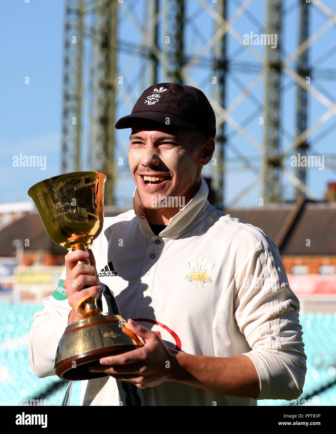 Surrey's Rory Burns festeggia con la Contea Campionato trofeo durante il giorno quattro del Specsavers County Championship Division una corrispondenza alla Kia ovale, Londra. Foto Stock
