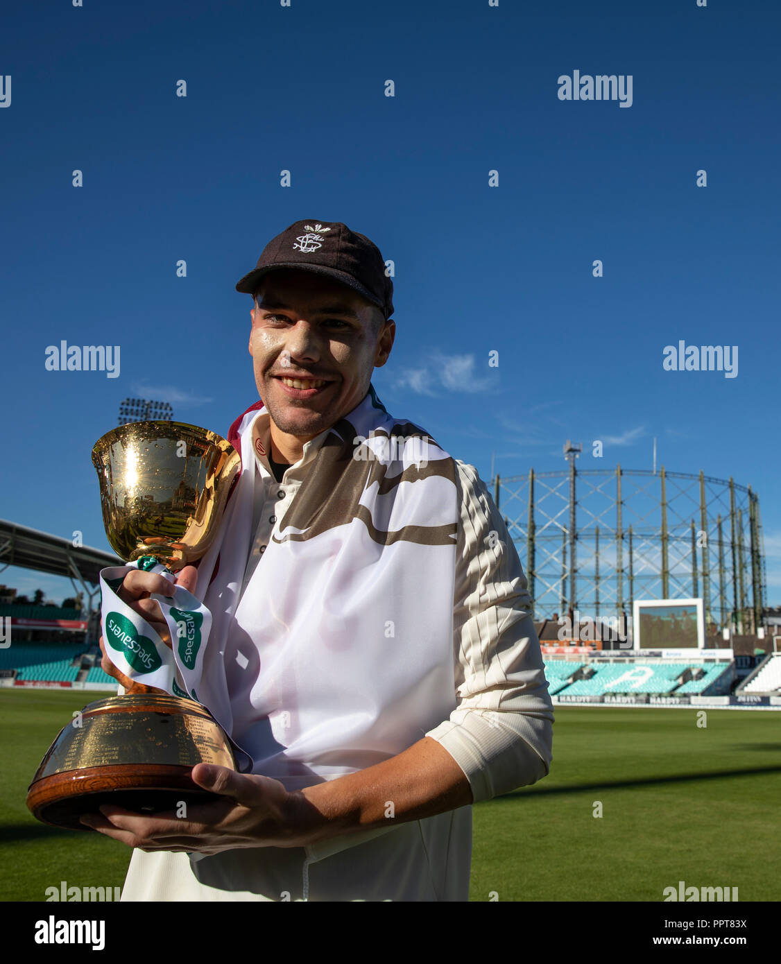 Surrey's Rory Burns festeggia con la Contea Campionato trofeo durante il giorno quattro del Specsavers County Championship Division una corrispondenza alla Kia ovale, Londra. Foto Stock