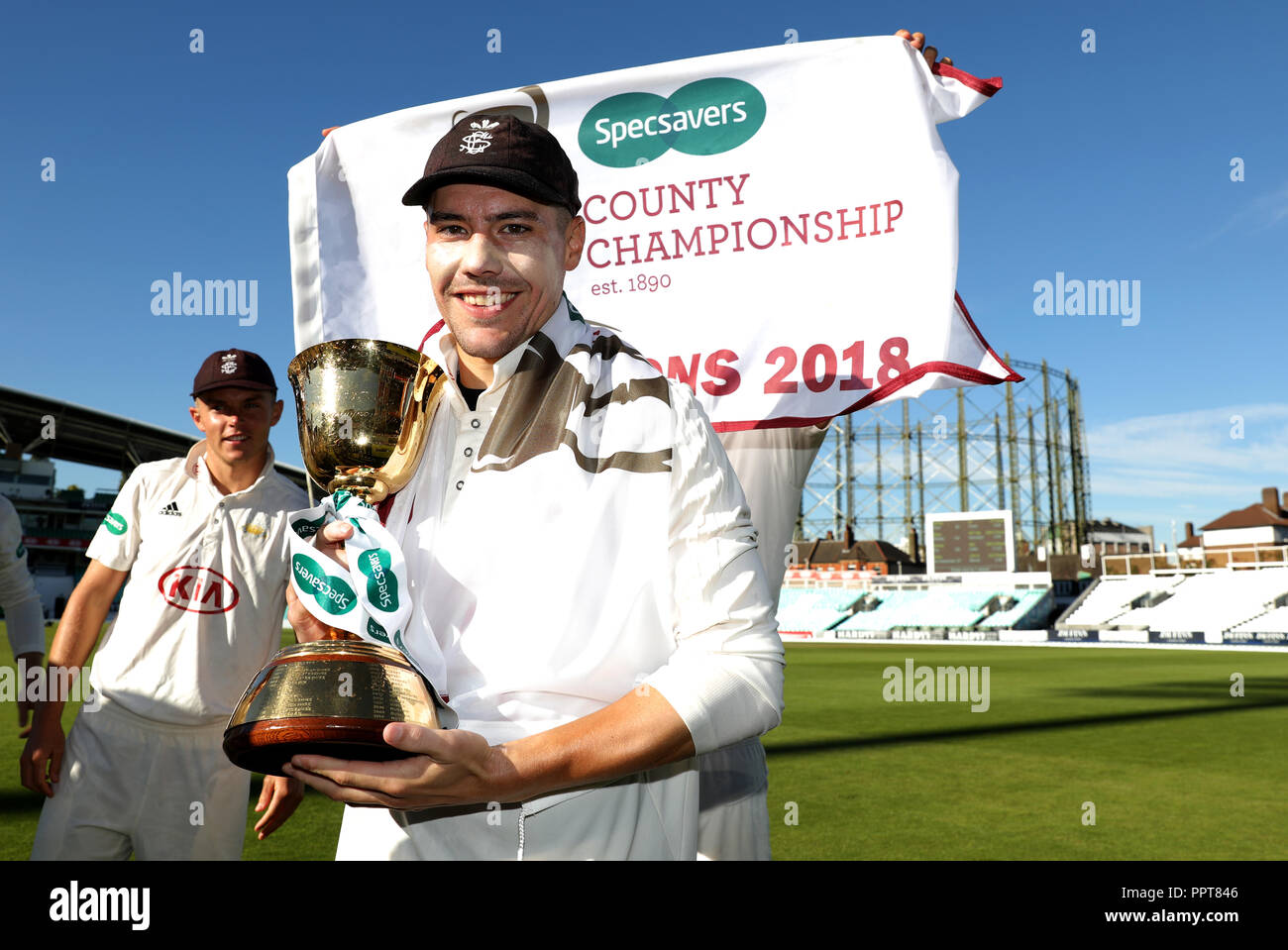 Surrey's Rory Burns festeggia con la Contea Campionato trofeo durante il giorno quattro del Specsavers County Championship Division una corrispondenza alla Kia ovale, Londra. Foto Stock