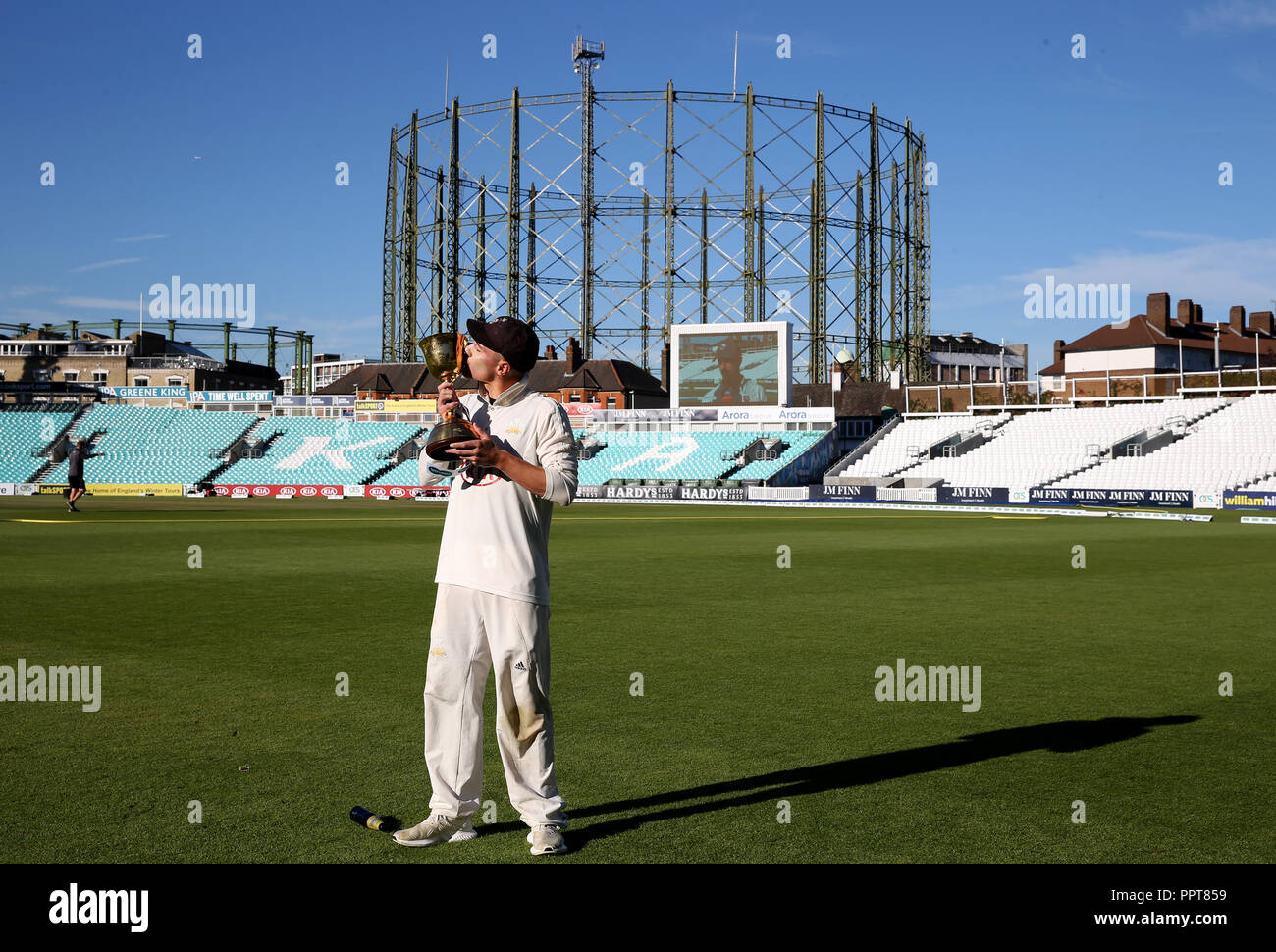 Surrey's Rory Burns festeggia con la Contea Campionato trofeo durante il giorno quattro del Specsavers County Championship Division una corrispondenza alla Kia ovale, Londra. Foto Stock