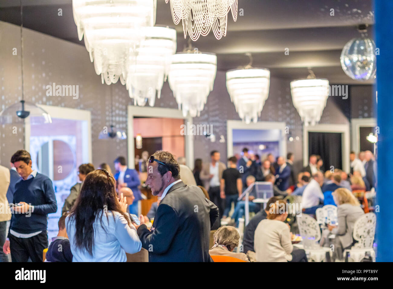 BOLOGNA (Italia), 26 settembre 2018: riunione di persone a CERSAIE Salone internazionale delle piastrelle di ceramica e arredo bagno Foto Stock