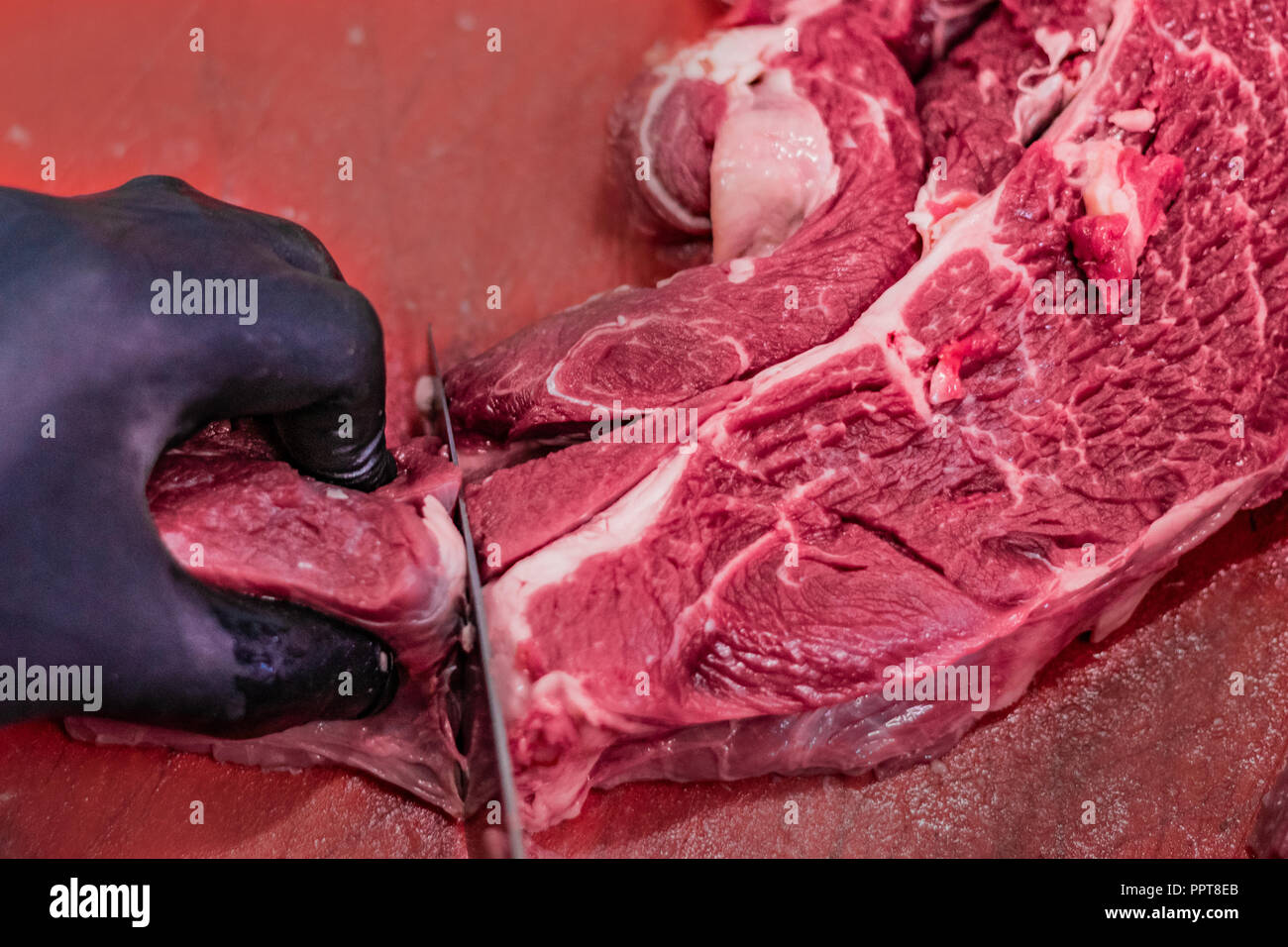 Chef Gourmet, preparare una cena di beneficenza in un ristorante italiano in Italia a Roma. Bistecche, costolette, Turchia e filetti per i senzatetto a Natale. Foto Stock