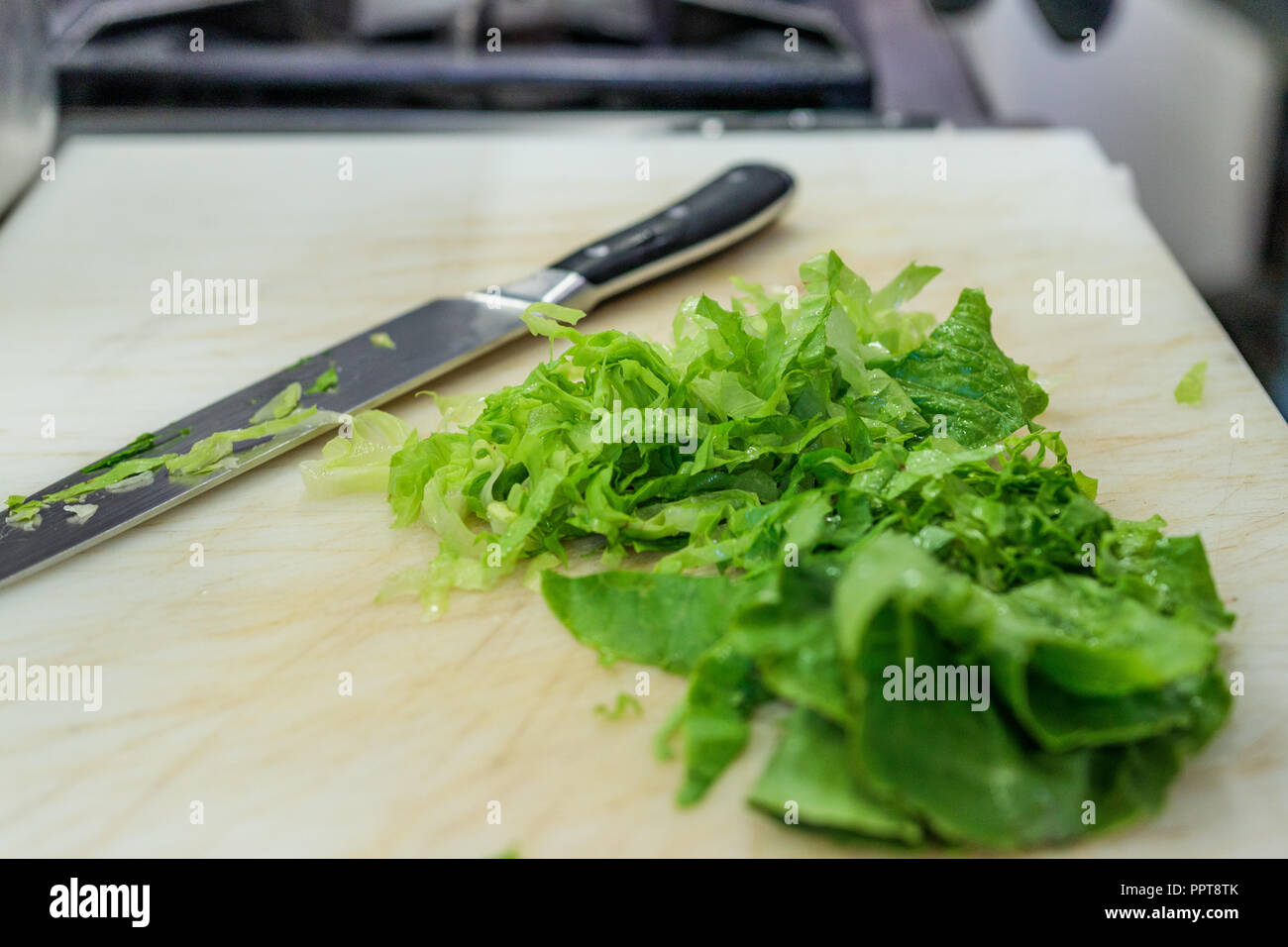 Gourmet, vegan, chef, preparare un pasto vegetariano per i senzatetto, in un ristorante italiano. La carità notte in Europa, la raccolta di fondi per la popolazione locale. Foto Stock