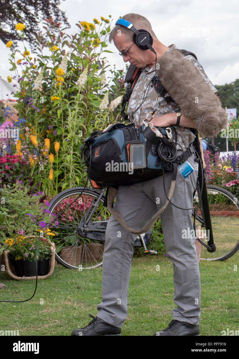 Ingegnere del suono - parte del film esterno unità - al lavoro la registrazione del suono a Tatton Park, Cheshire, Inghilterra, Regno Unito. Foto Stock