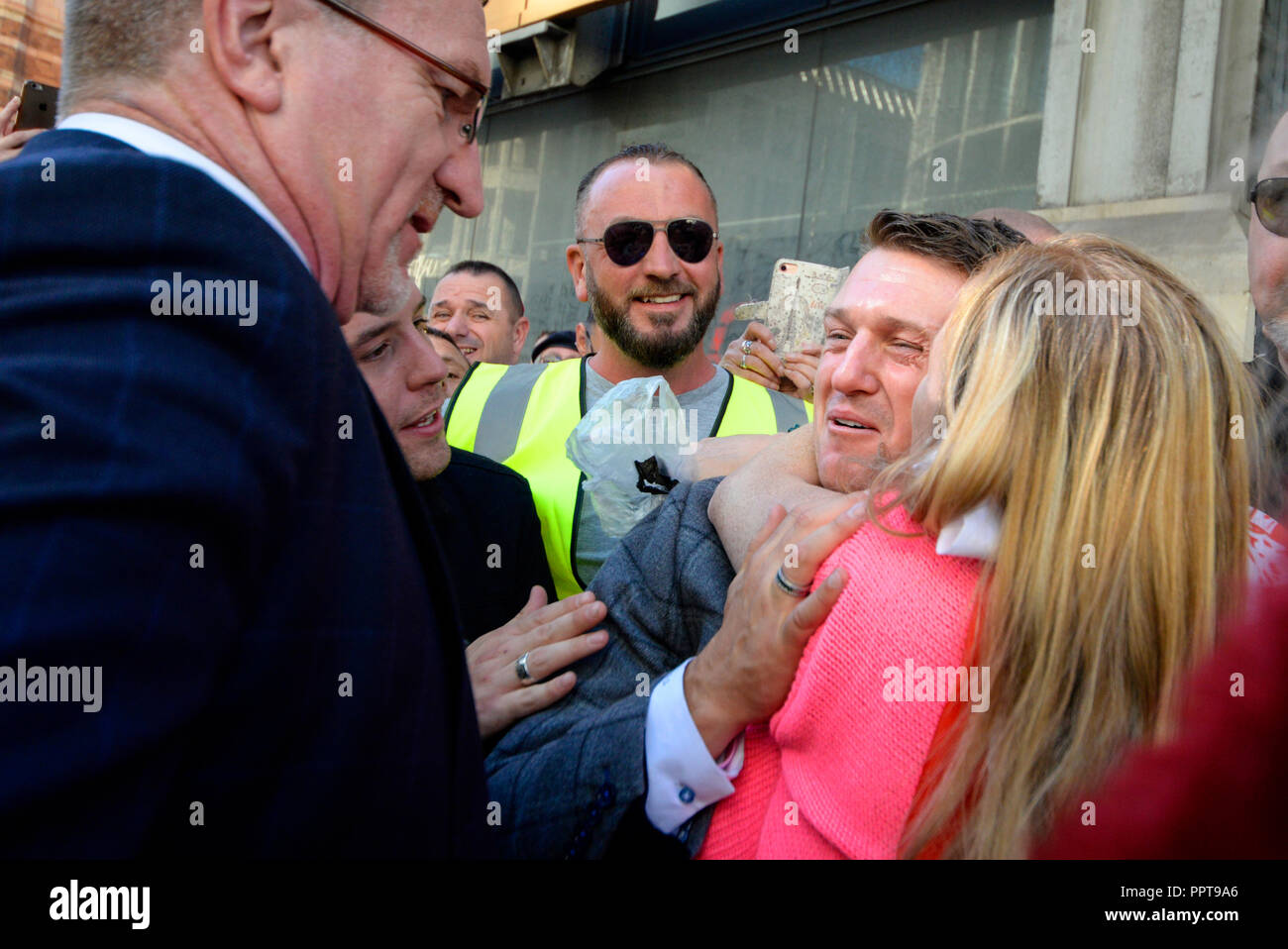 Tommy Robinson AKA Stephen Yaxley Lennon apparso nella centrale di Corte penale (Old Bailey), Londra accusato di disprezzo nei confronti della corte. Femmina bacio della ventola Foto Stock