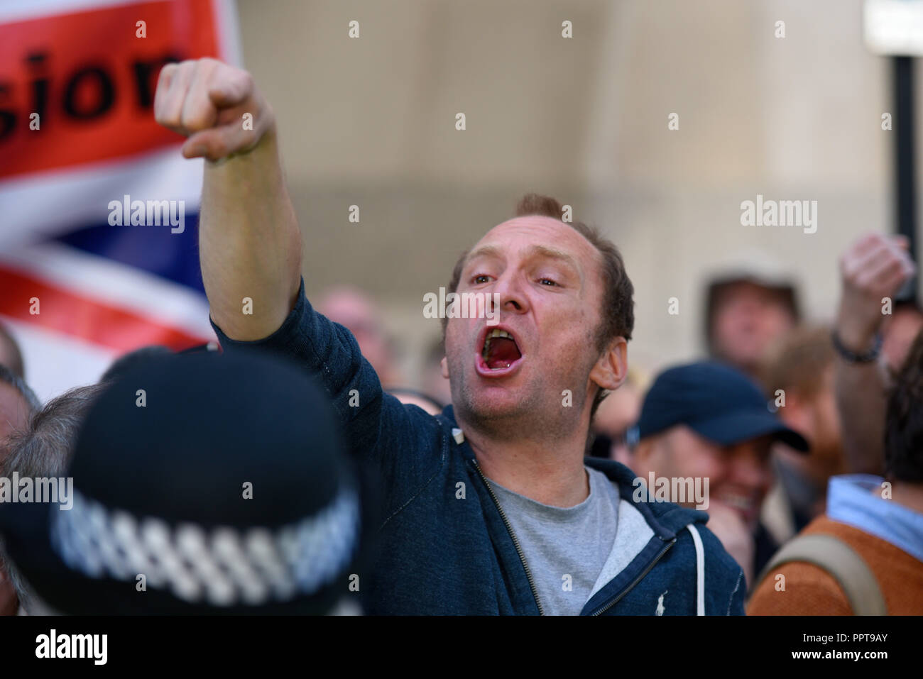 Protester come Tommy Robinson AKA Stephen Yaxley Lennon apparso nella centrale di Corte penale (Old Bailey), Londra accusato di disprezzo nei confronti della corte. Foto Stock