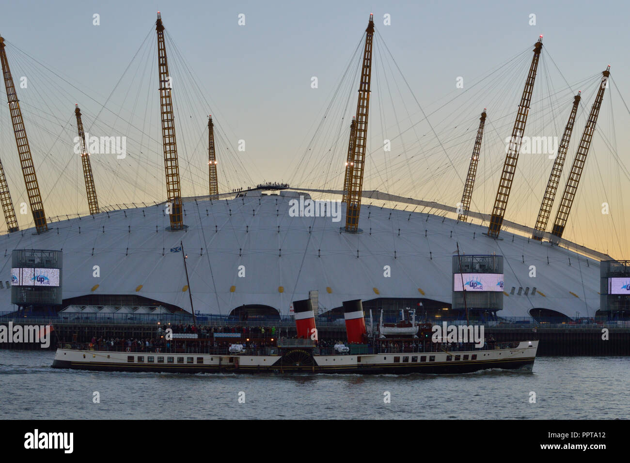 Storico Battello a vapore "Waverley' capi fino al Tamigi di Londra passando l'O2 Foto Stock