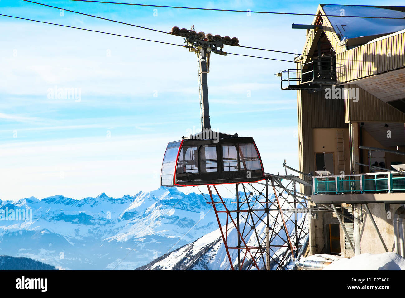 La funivia da Chamonix al vertice dell'Aiguille du Midi e stazione di sollevamento in alta montagna Chamonix, Francia. Foto Stock