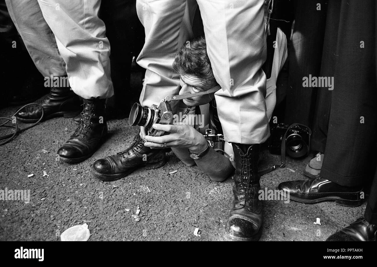 Culpeper, va 1967/08/09 Un fotografo sconosciuto a fare qualsiasi cosa per ottenere l'immagine. Un rally sul giorno di George Lincon Rockwell cremazione prodotta una linea stretta di Rockwell tempesta nazista di truppe che non erano interessati a dare i fotografi migliori anfgles per la loro foto. foto di Dennis Brack Foto Stock